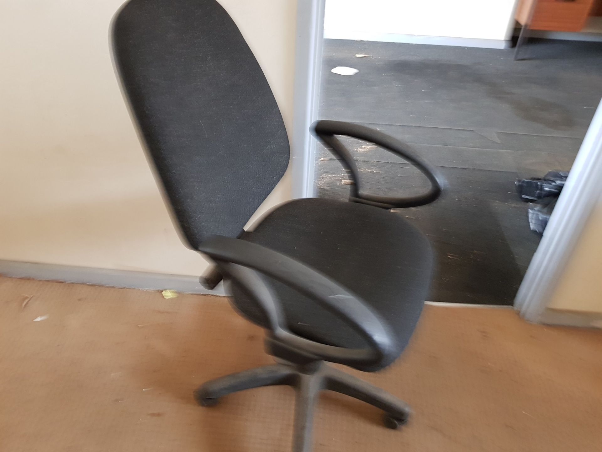 BLACK CLOTH OFFICE CHAIR, OFFICE CLEARANCE *NO VAT* - Image 2 of 2