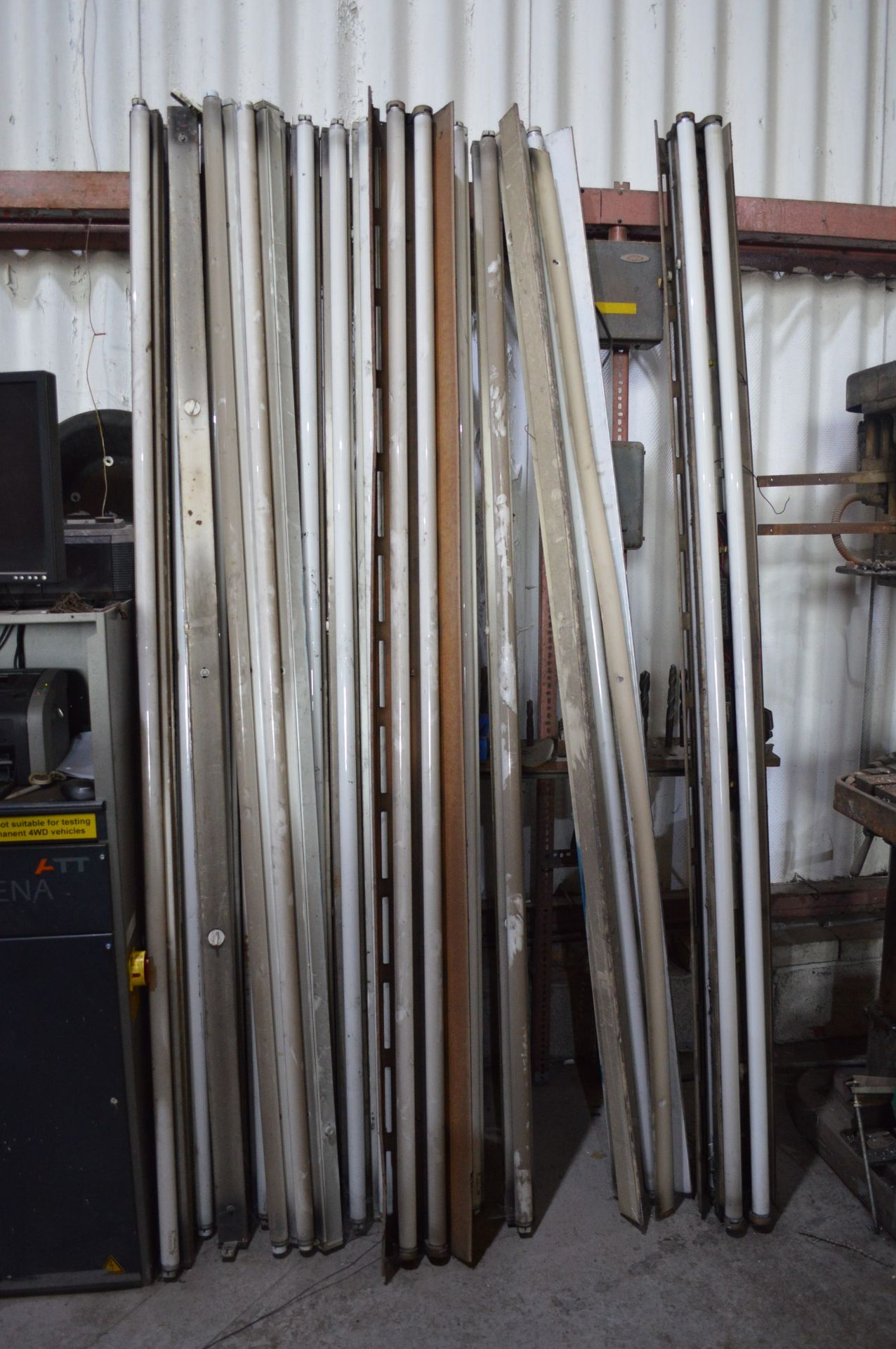 X19 FLUORESCENT TUBE LIGHTS (UNTESTED) *PLUS VAT*   LENGTH: 8 FOOT (2400MM)   COLLECTION / VIEWING