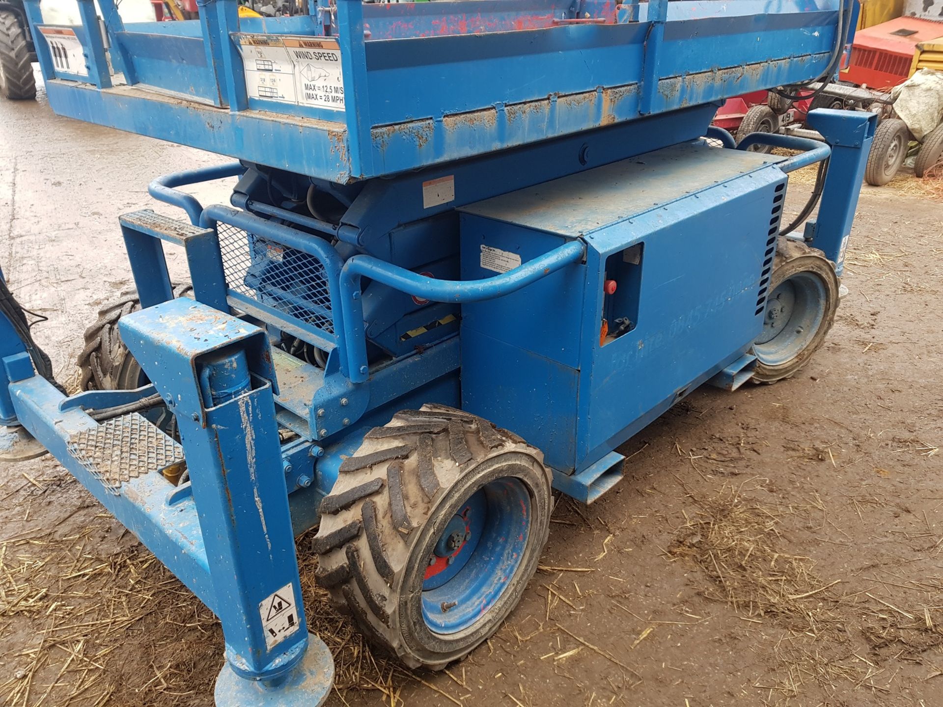 GENIE SKYJACK SCISSOR LIFT SJ6826RT 4WD SHOWING 2,190 HOURS *PLUS VAT* - Image 2 of 9