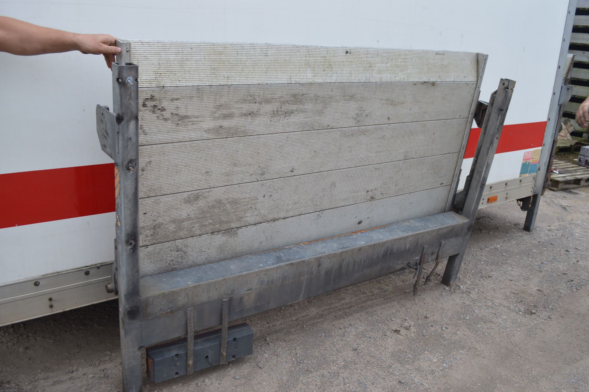 500KG MAX CAPACITY TAIL LIFT - IN WORKING ORDER, NO RESERVE *NO VAT* - Image 2 of 4