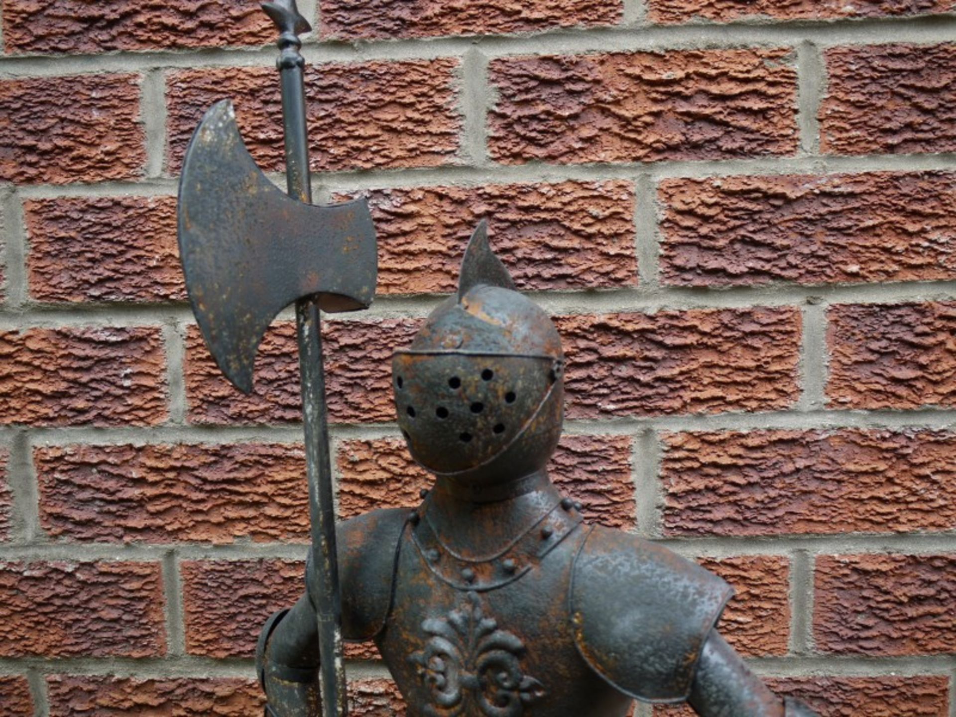 SMALL SIZE SUIT OF ARMOUR IN STEEL STATUE - Image 2 of 5