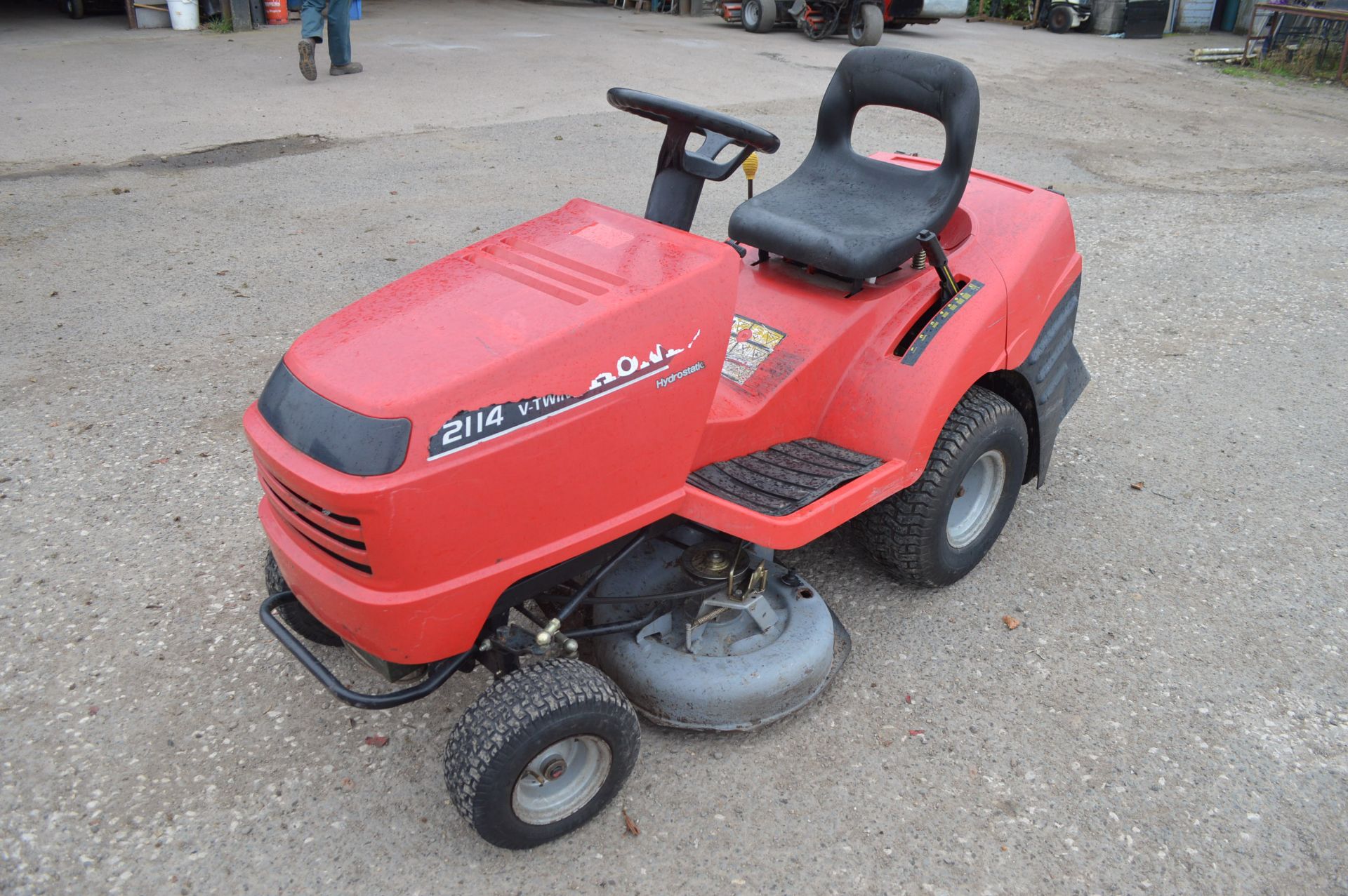 2003 HONDA V-TWIN 2114 HYDROSTATIC RIDE-ON LAWN MOWER *NO VAT* - Image 3 of 9