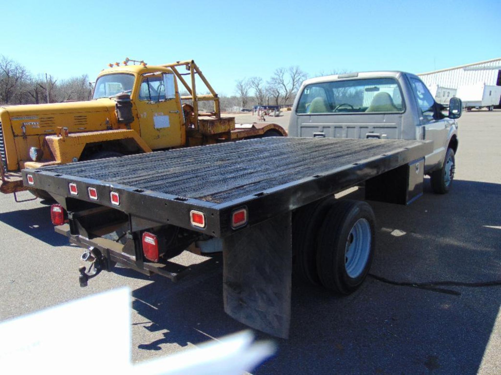 2004 Ford F450 Flatbed Truck s/n 1fdxf46s84ec92241, 6.8L eng, auto trans, 12"x8" Bed, odometer reads - Image 3 of 6