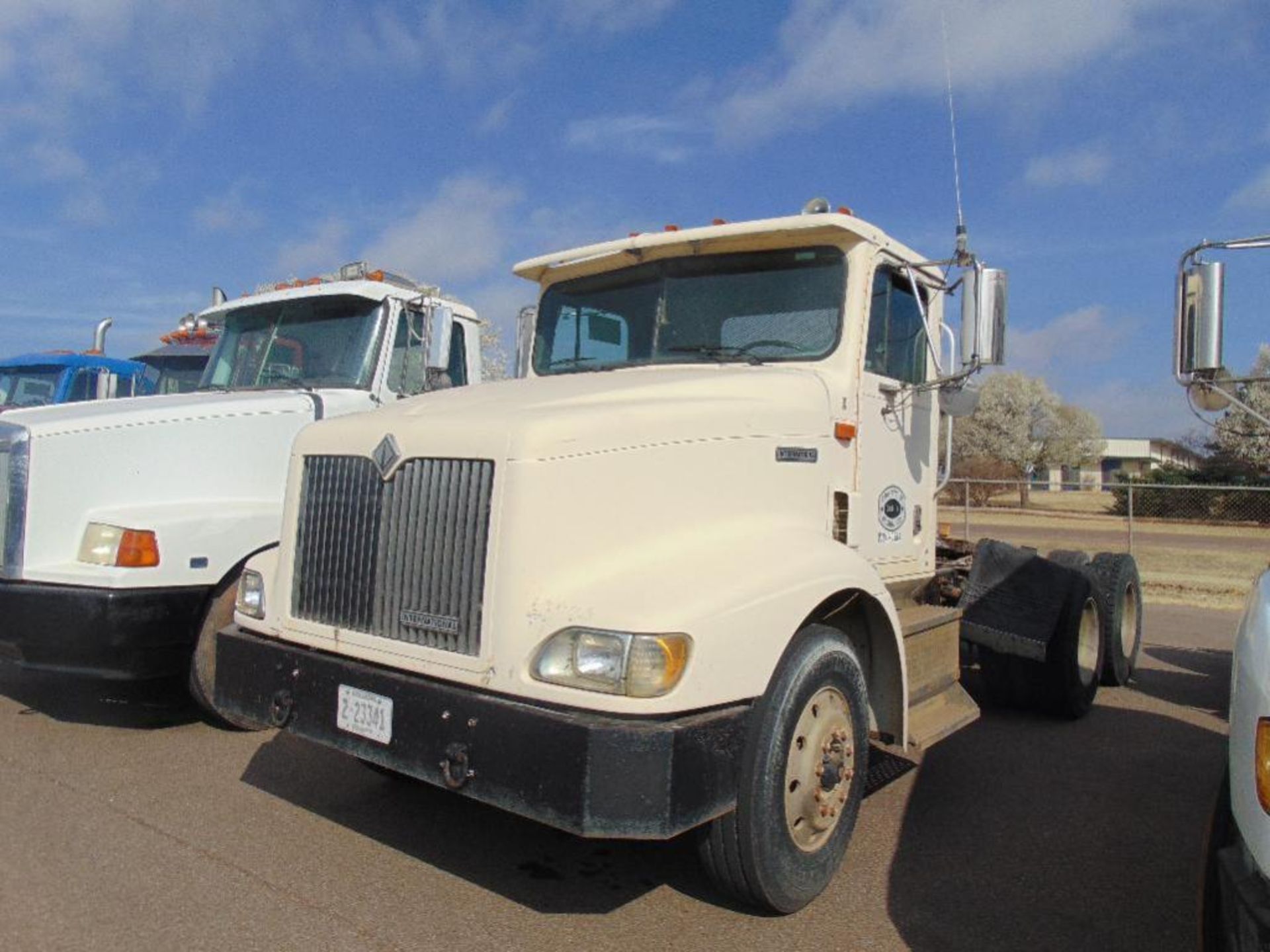 1997 IHC t/a Truck Tractor s/n 2hsfmatr1vc026287, cat eng, 9 spd trans, - Image 2 of 5