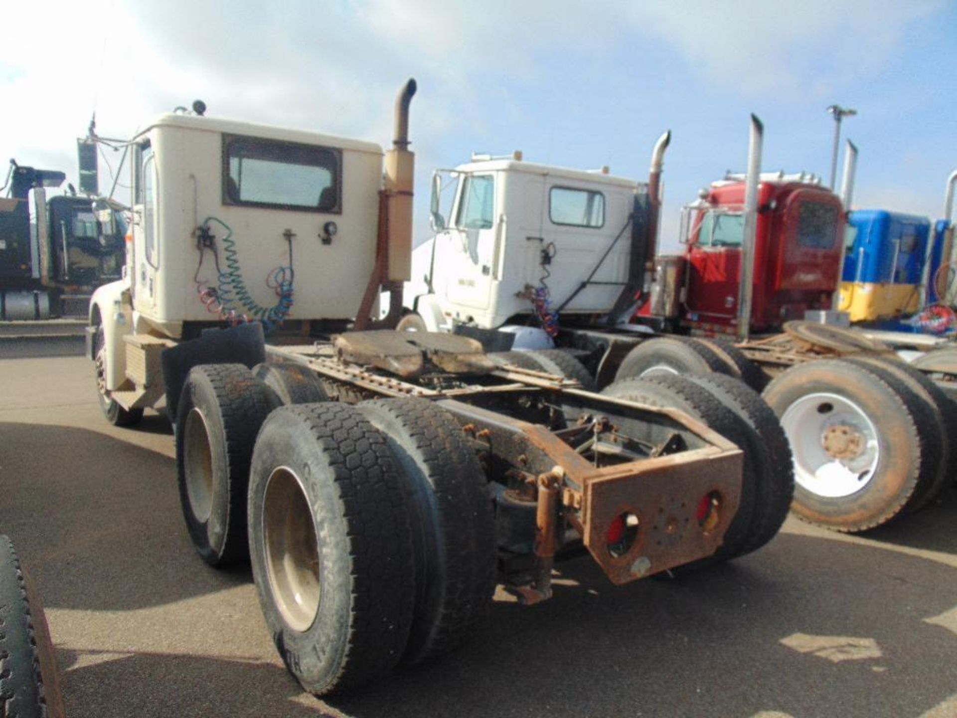 1997 IHC t/a Truck Tractor s/n 2hsfmatr1vc026287, cat eng, 9 spd trans, - Image 3 of 5