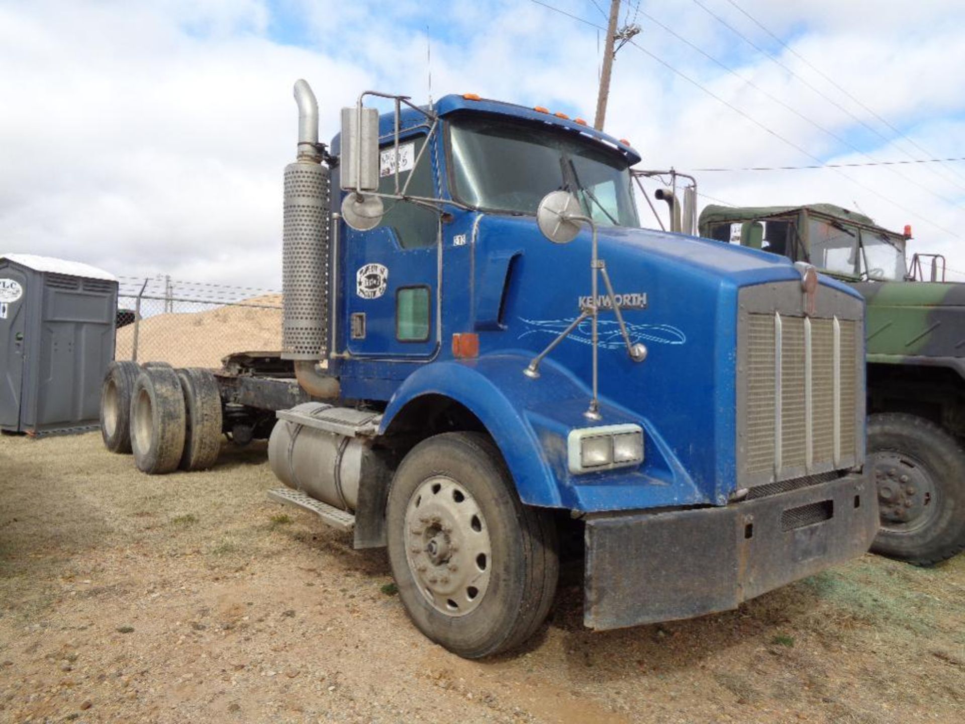 1999 Kenworth T800 t/a Truck Tractor s/n 1xkdd09x3xr816250, Daycab,cummins eng,10 spd,od reads - Image 2 of 5