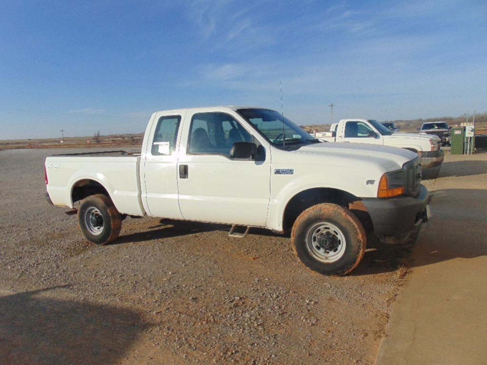 2001 Ford F250 4x4 Pickup s/n 1ftnx21l81eco9495 , ext cab, v8 gas eng, auto trans, od reads 139060 - Image 2 of 11