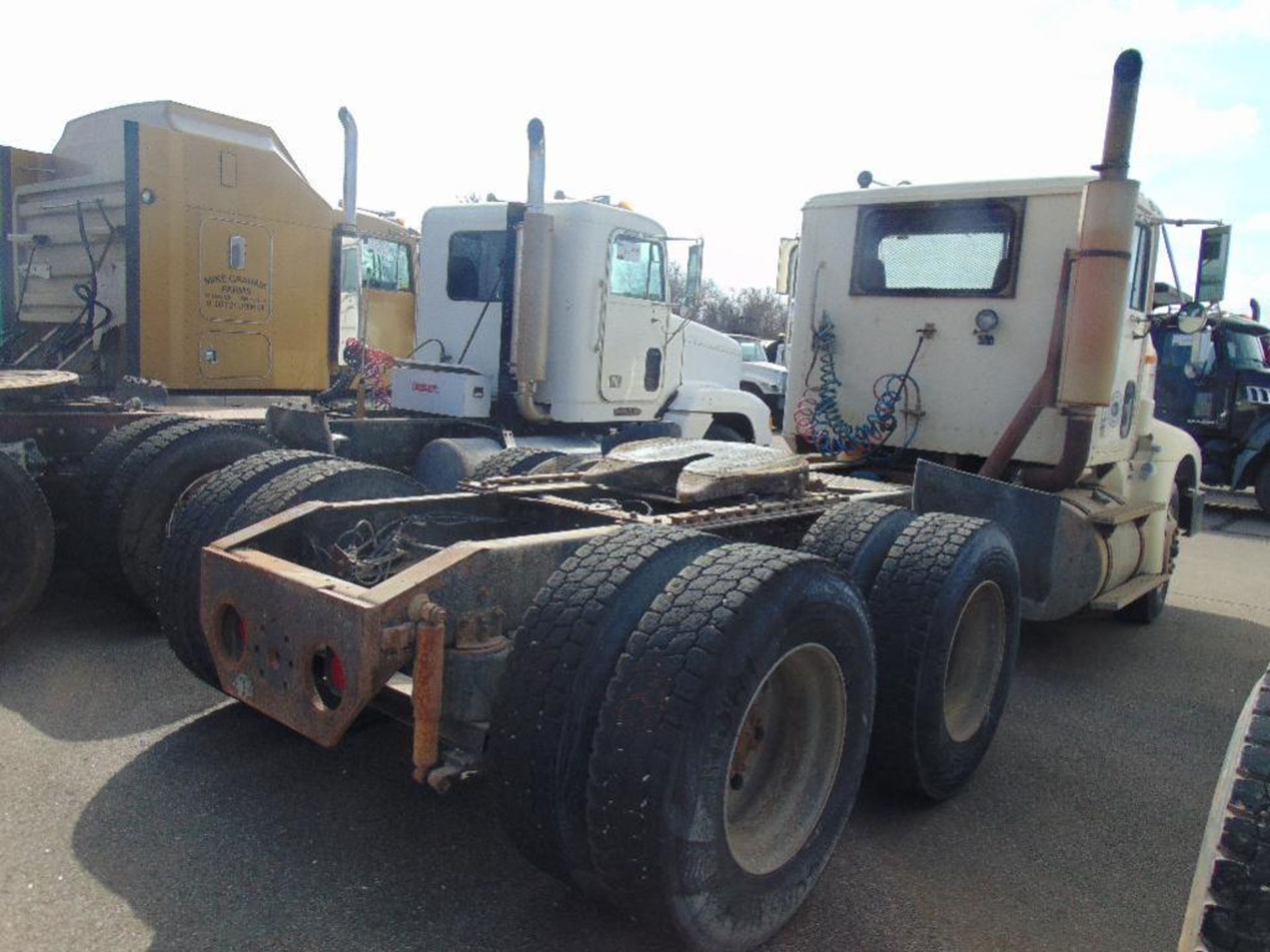 1997 IHC t/a Truck Tractor s/n 2hsfmatr1vc026287, cat eng, 9 spd trans, - Image 4 of 5