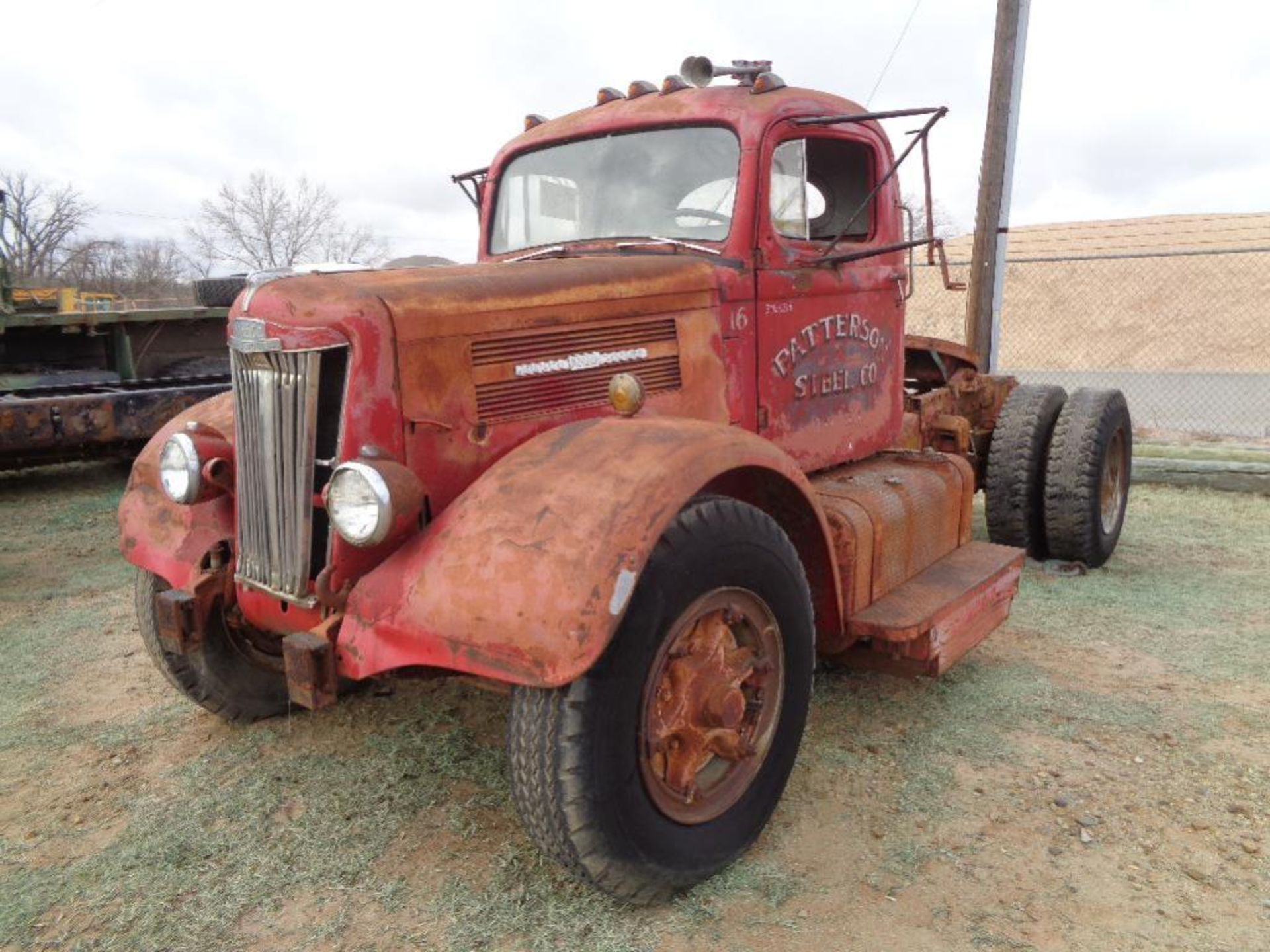 White Super Power Truck Tractor, s/n 487205 I6 Eng, 5 spd trans,od reads 73541 ( does not run)