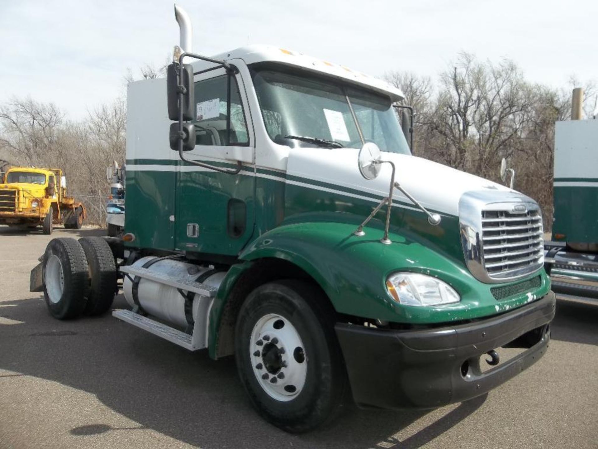 2006 Freightliner s/a Truck Tractor s/n 1fubf9de57lw70940, cat c13 eng, 10 spd trans, a/r , od reads - Image 2 of 6