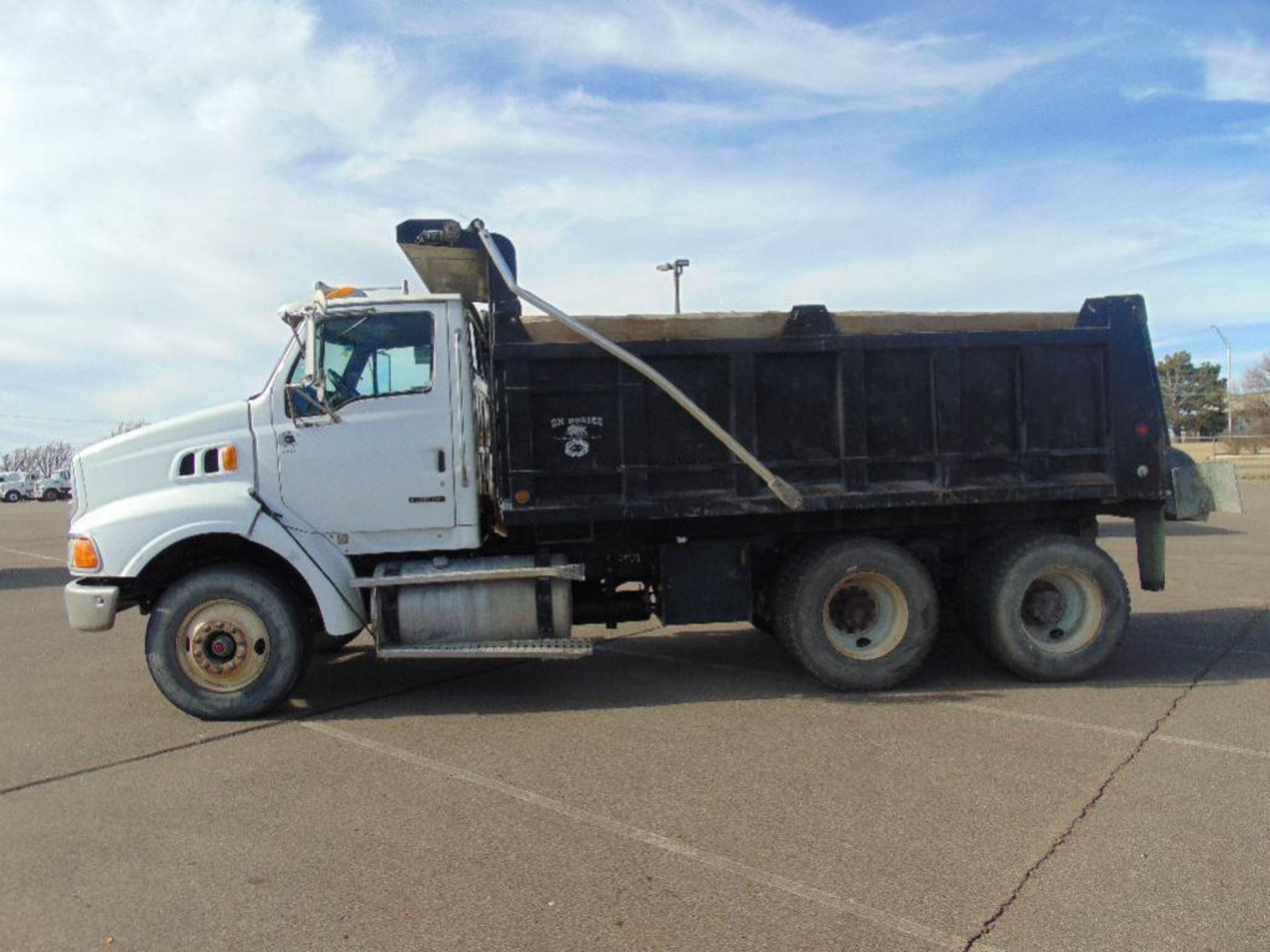 2007 Sterling LT8500 T/A 10 Wheel Dump Truck S/N 2FZHAWDA47AY56358 - Image 3 of 4