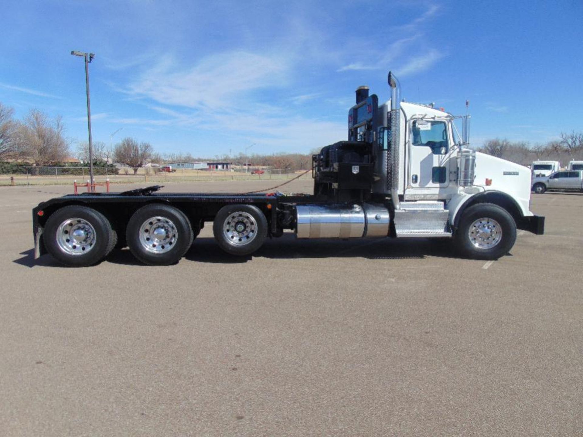 2014 Kenworth Triaxle Winch Truck, s/n 1xkdp4txxej408363,550 hp cummins,13 spd,145529 miles,hyd - Image 2 of 9