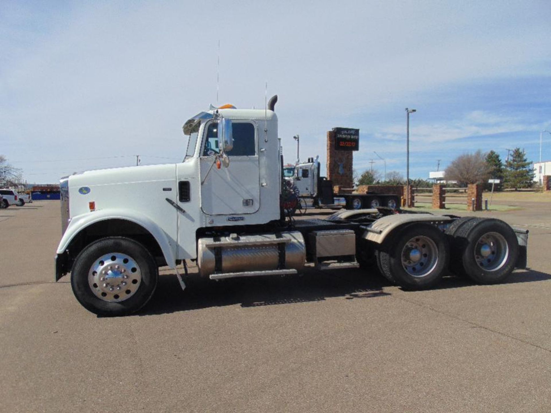 2009 Freightliner FLD120SD t/a Truck Tractor s/n 1fujalcv39dak0142, mercedes eng,10 spd trans,a/r - Image 2 of 3