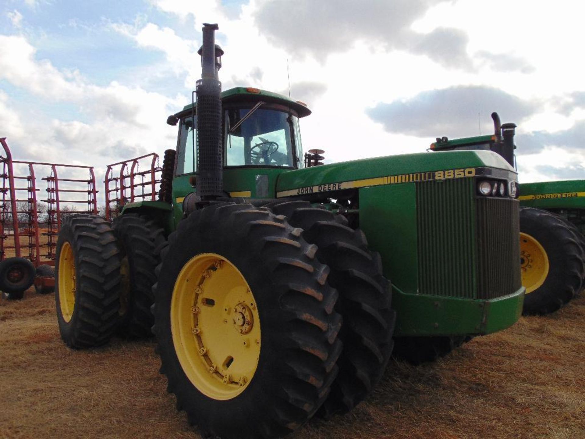 John Deere 8850 4x4 Farm Tractor, s/n h004199, cab, a/c, 4 hyd , duals, hour meter reads 04937 hrs, - Image 5 of 10