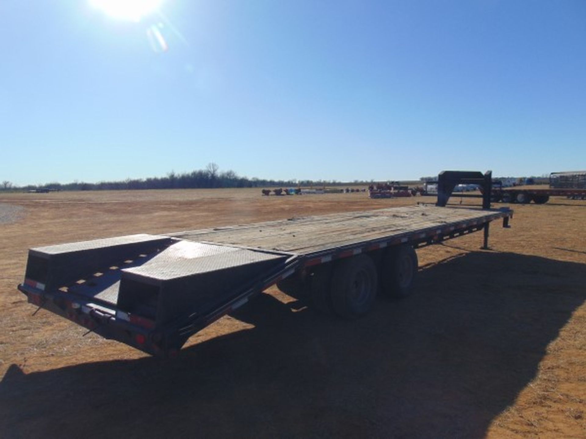 Towmaster T/A 32' Gooseneck Flatbed trailer, 27' deck, 5' dovetail w/ramps , Bill of Sale only - Image 3 of 4