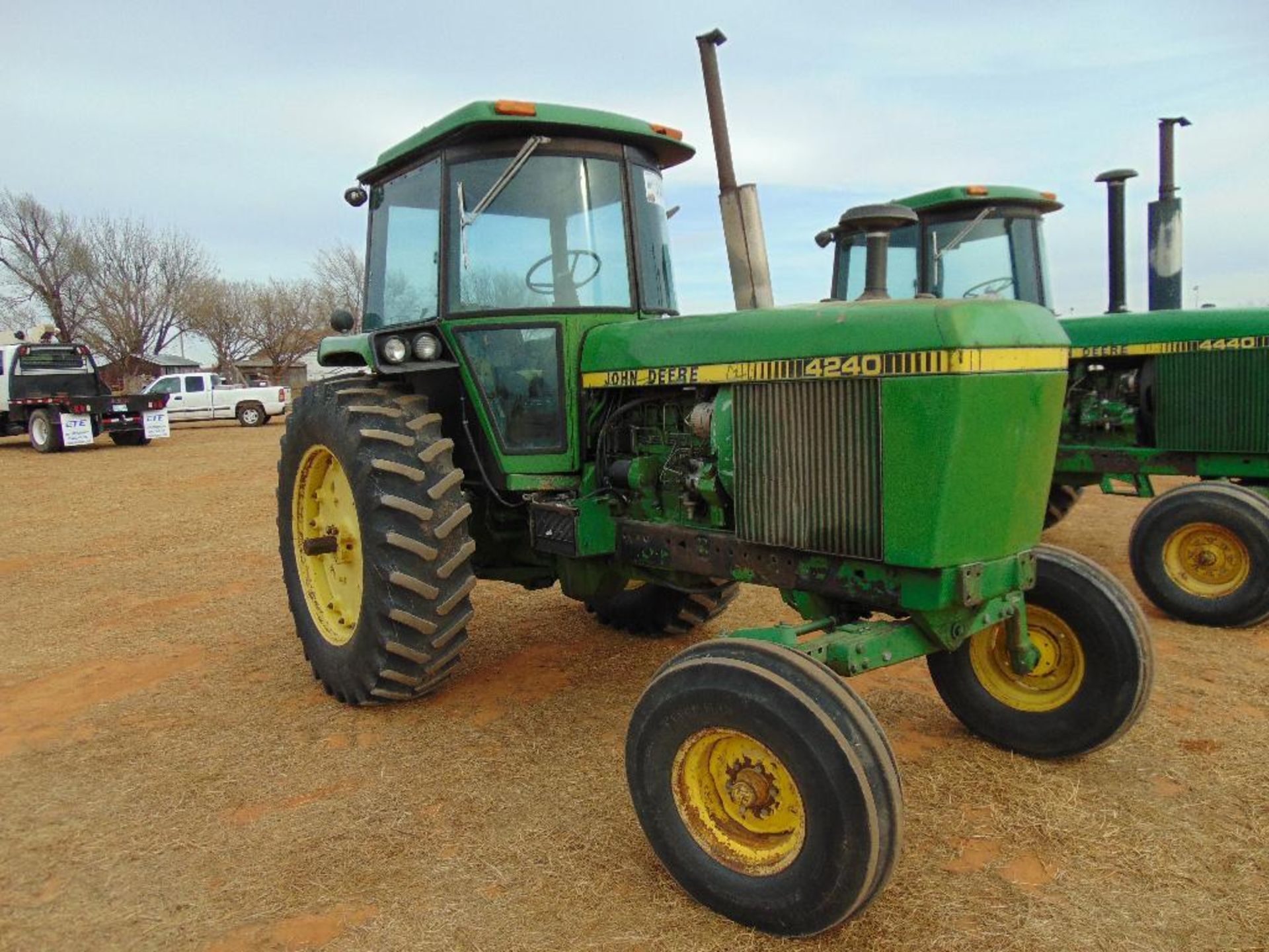 John Deere 4240 Farm Tractor s/n 006911r, 3pt ,pto, 3 remotes, hour meter reads 9892 hrs, - Image 4 of 10