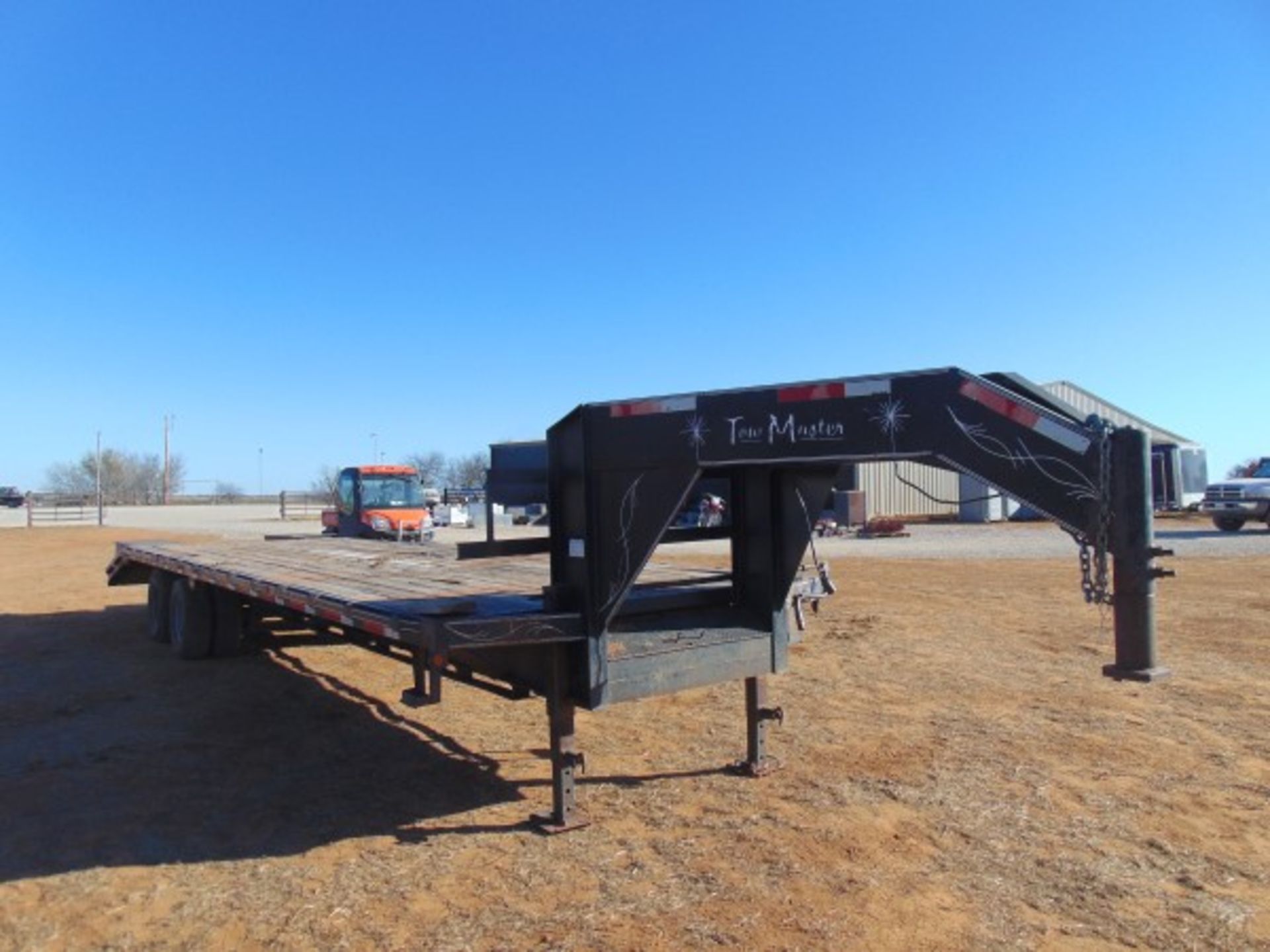 Towmaster T/A 32' Gooseneck Flatbed trailer, 27' deck, 5' dovetail w/ramps , Bill of Sale only - Image 2 of 4