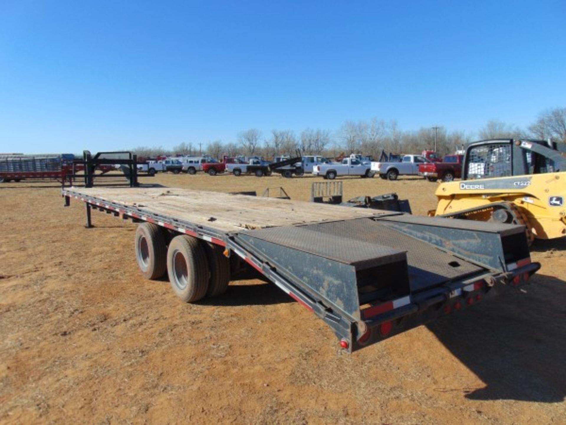 Towmaster T/A 32' Gooseneck Flatbed trailer, 27' deck, 5' dovetail w/ramps , Bill of Sale only - Image 4 of 4