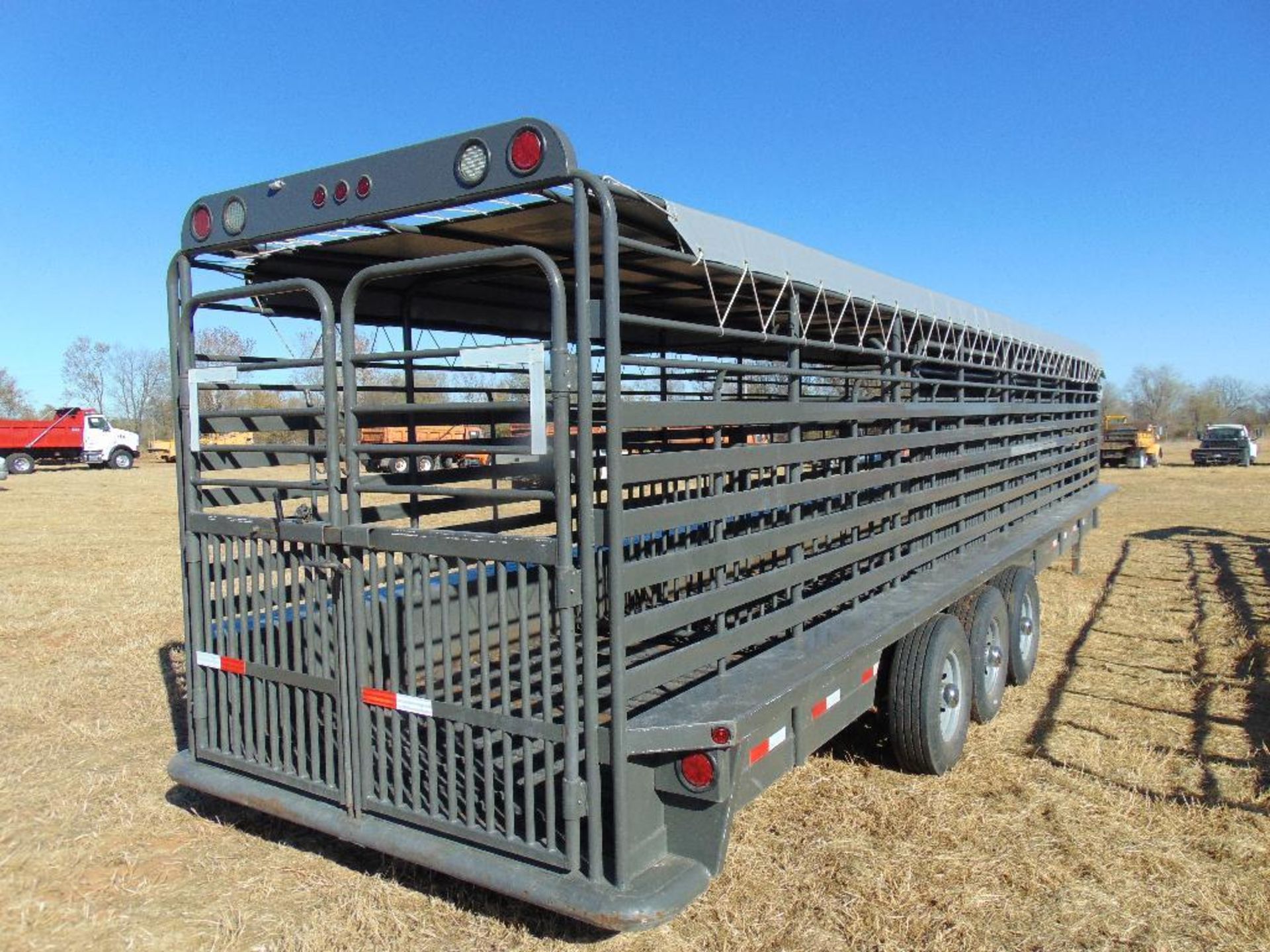 2017 Delco 32'x6'8" Tri axle Cattle Trailer, s/n , tarp, 7k axles, butterfly gates, (3) cut gates, - Image 7 of 8