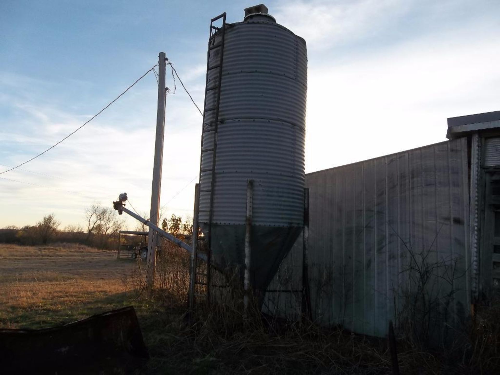 10 Ton Feedbin w/electric Auger , (Sold Offsite Bray Ok) - Image 2 of 4