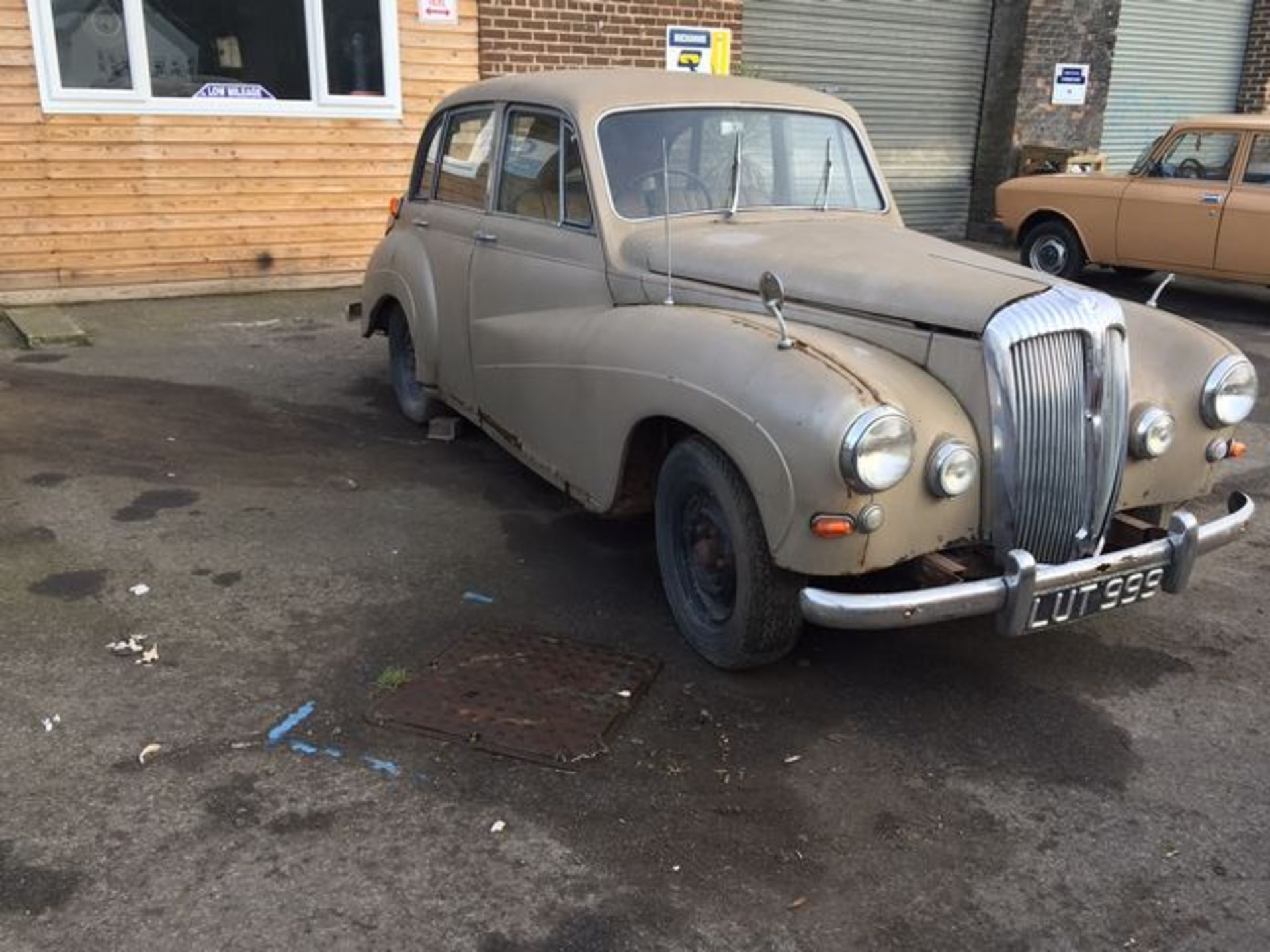 DAIMLER CONQUEST CENTURY - 2433cc - Image 4 of 8