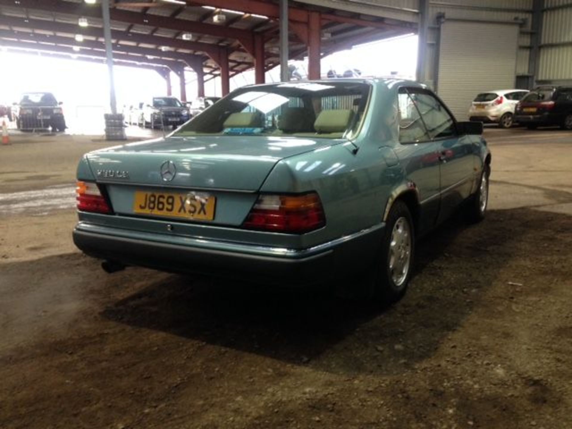 MERCEDES 230CE AUTO - 2299cc - Image 4 of 7