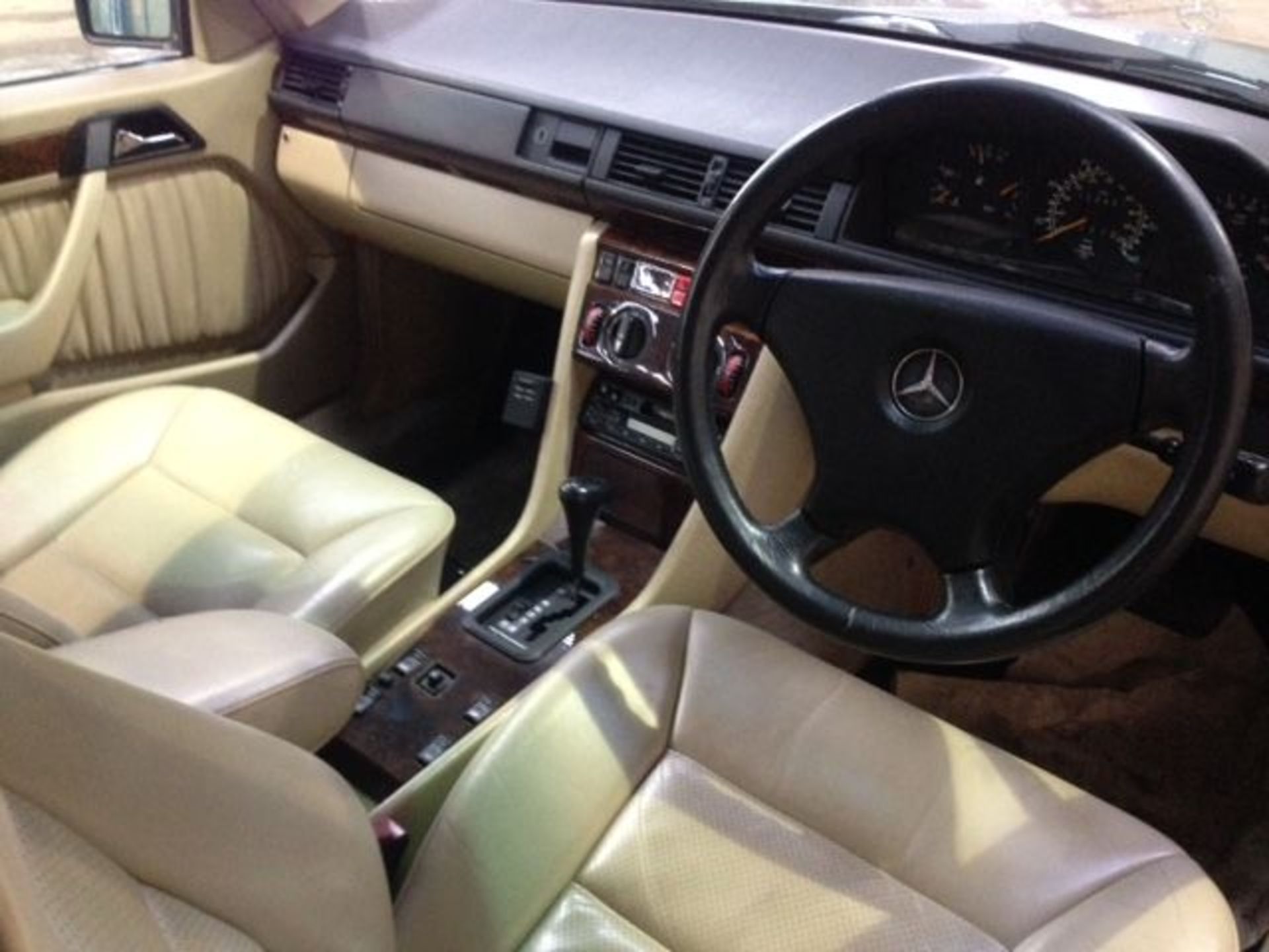 MERCEDES 230CE AUTO - 2299cc - Image 6 of 7