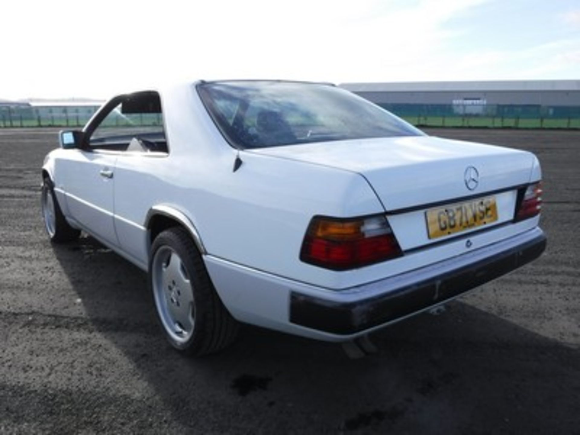 MERCEDES 300CE-24 AUTO - 2962cc - Image 29 of 40