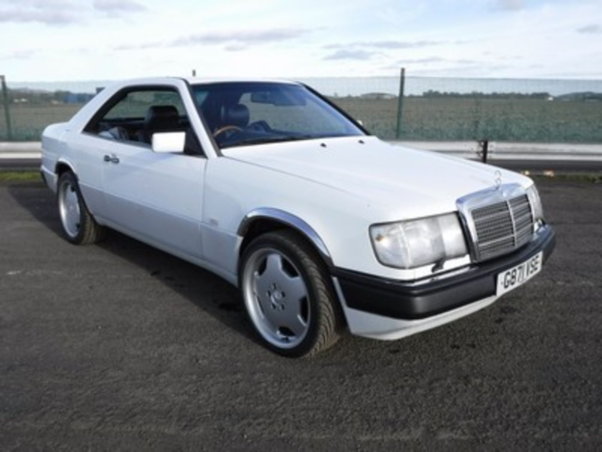 MERCEDES 300CE-24 AUTO - 2962cc - Image 23 of 40