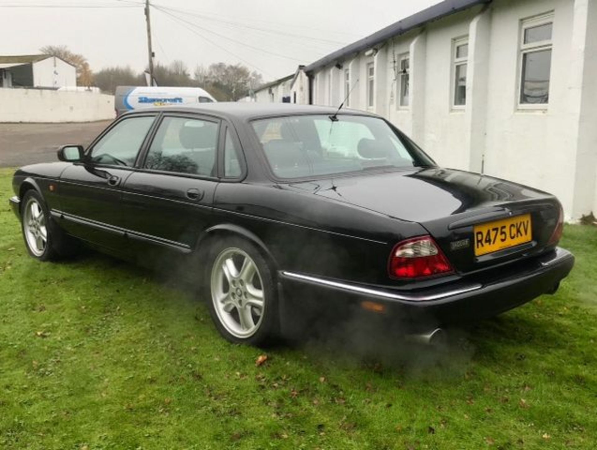 JAGUAR XJR V8 AUTO - 3996cc - Image 14 of 28