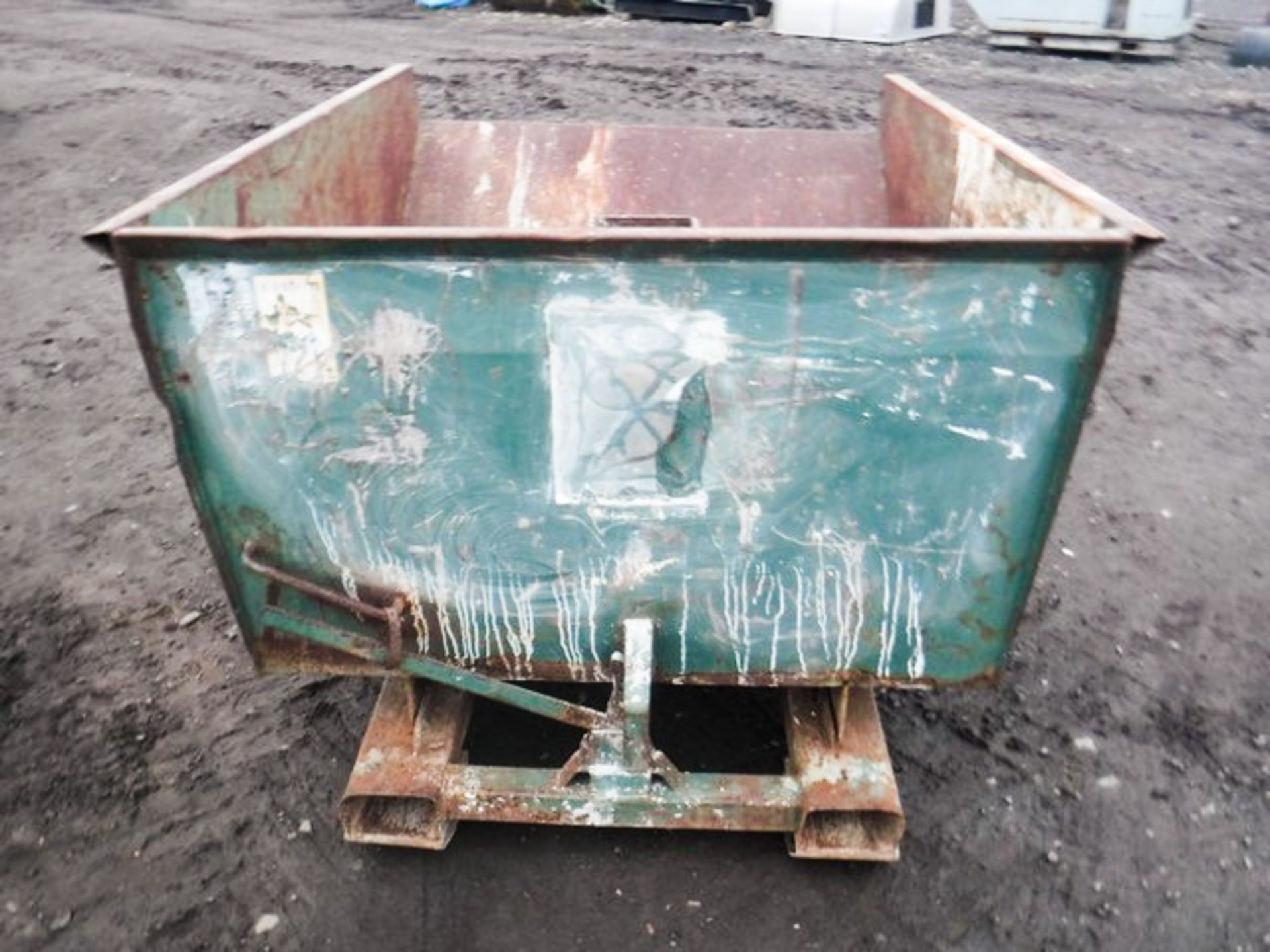 FORKLIFT TIPPING SKIP (GREEN) - Image 4 of 4