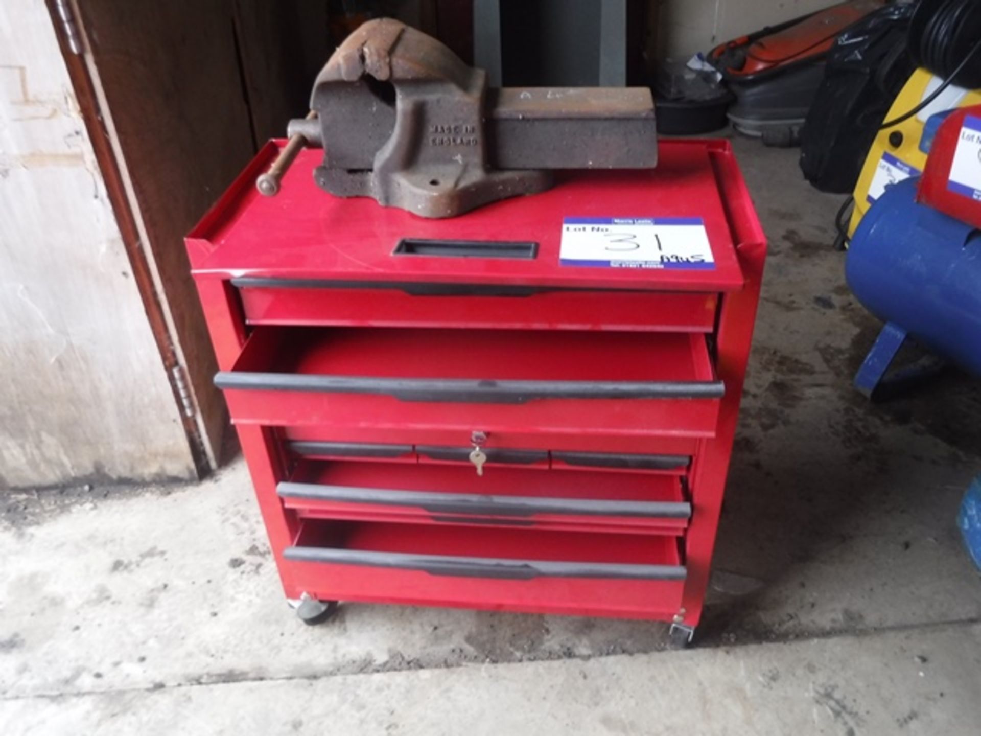 RED TOOL BOX ON WHEELS WITH KEYS, + 1 BENCH VICE