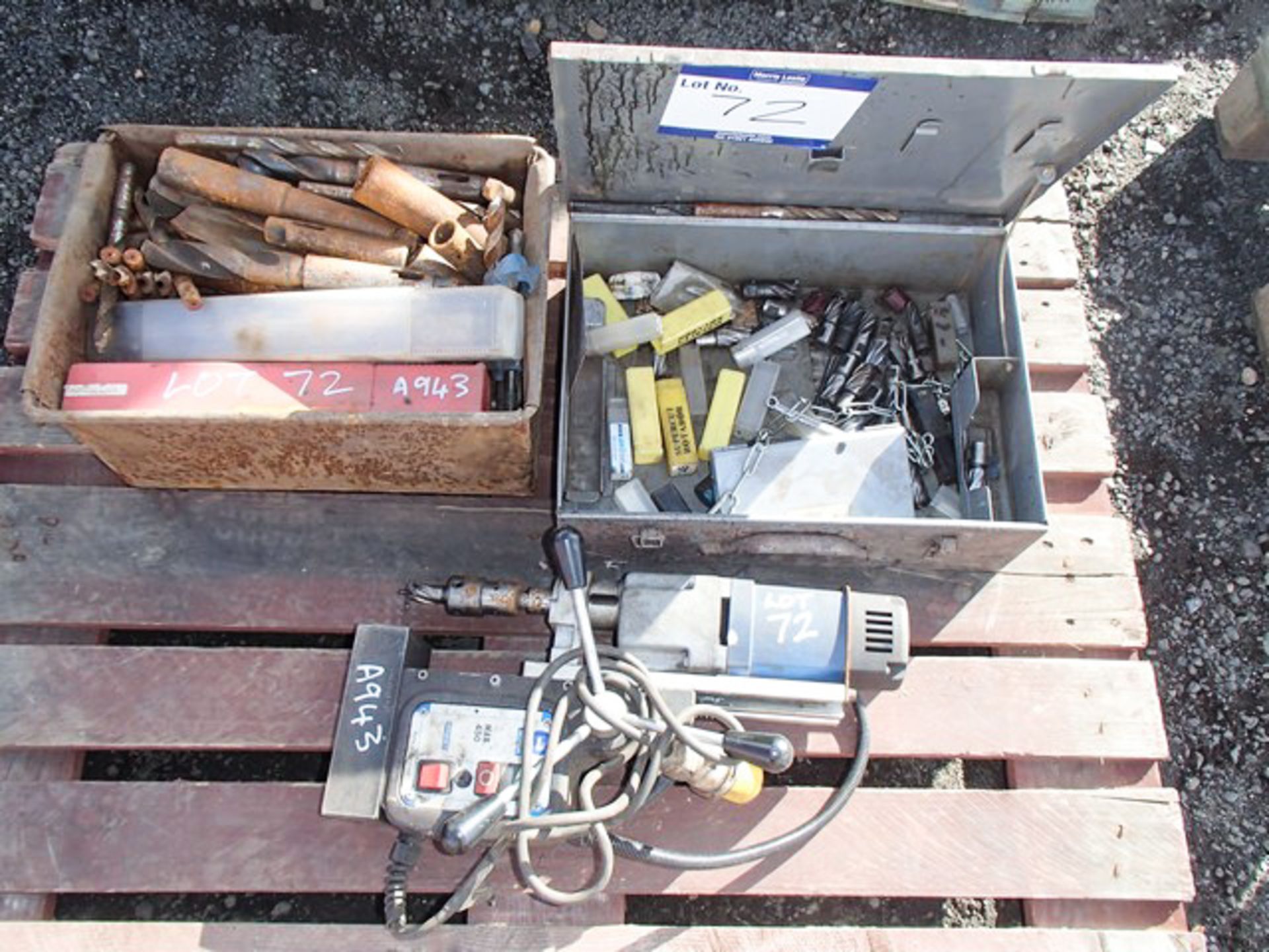 110V MAGNET DRILL WITH DRILL BITS & BOX OF VARIOUS DRILLS