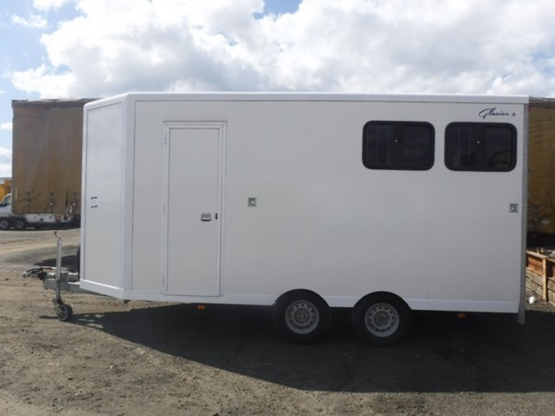 TITAN GLACIER 2 HORSE TRAILER WITH LIVING ACCOMODATION FOR 3, WILL CARRY 2 X 15.2HH & 1 X 12HH OR 2 - Image 6 of 15