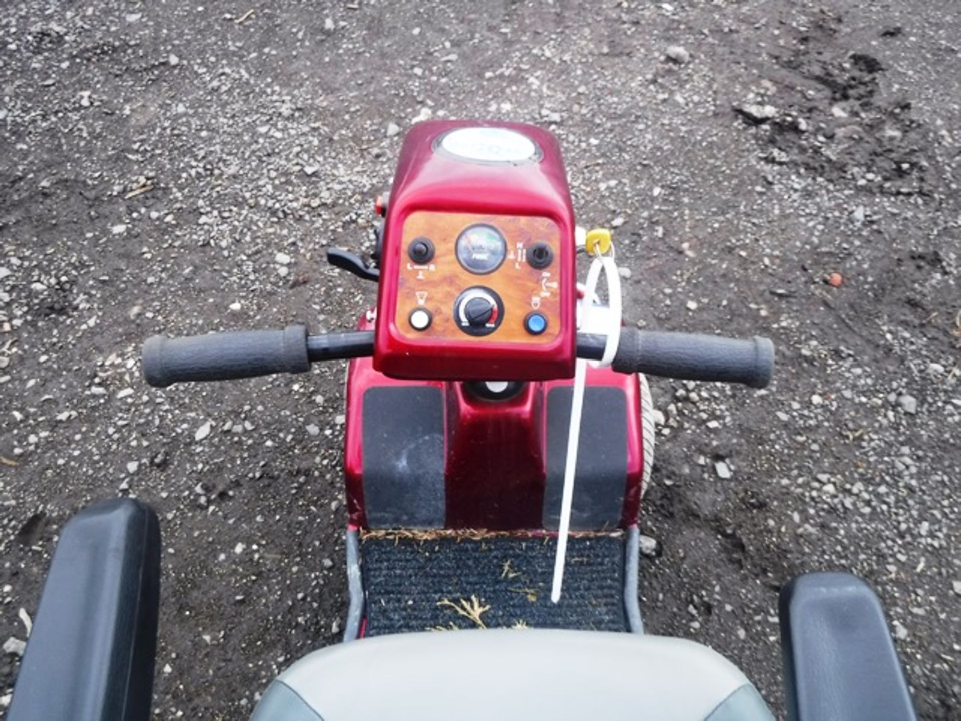 RED MOBILITY SCOOTER, WITH KEYS, NO CHARGER, MINOR DENTS / SCRATCHES, ELECTRICS WORKING - Image 3 of 3