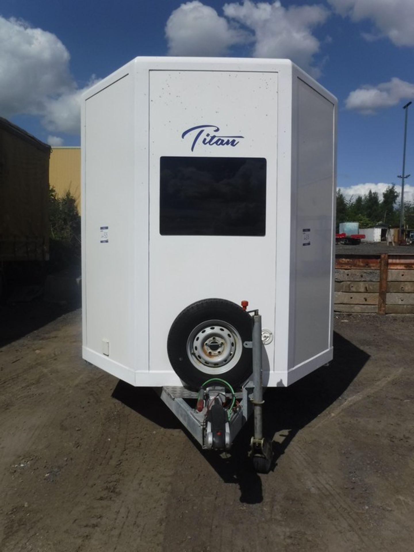 TITAN GLACIER 2 HORSE TRAILER WITH LIVING ACCOMODATION FOR 3, WILL CARRY 2 X 15.2HH & 1 X 12HH OR 2 - Image 2 of 15