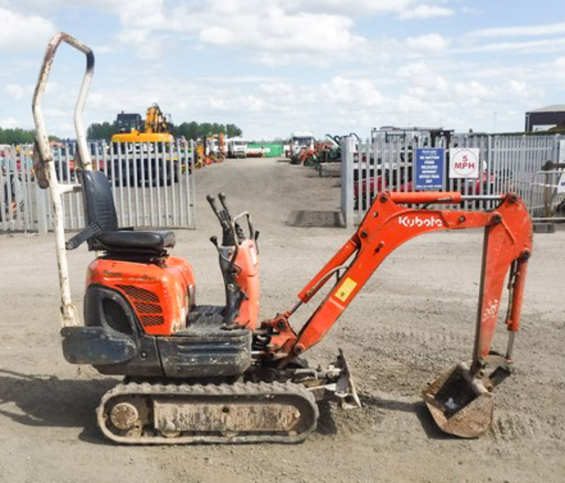 KUBOTA K008-3 ULTRA COMPACT EXCAVATOR C/W WITH BUCKET. SN12613. 3154 HRS. YEAR UNKNOWN - Image 4 of 18