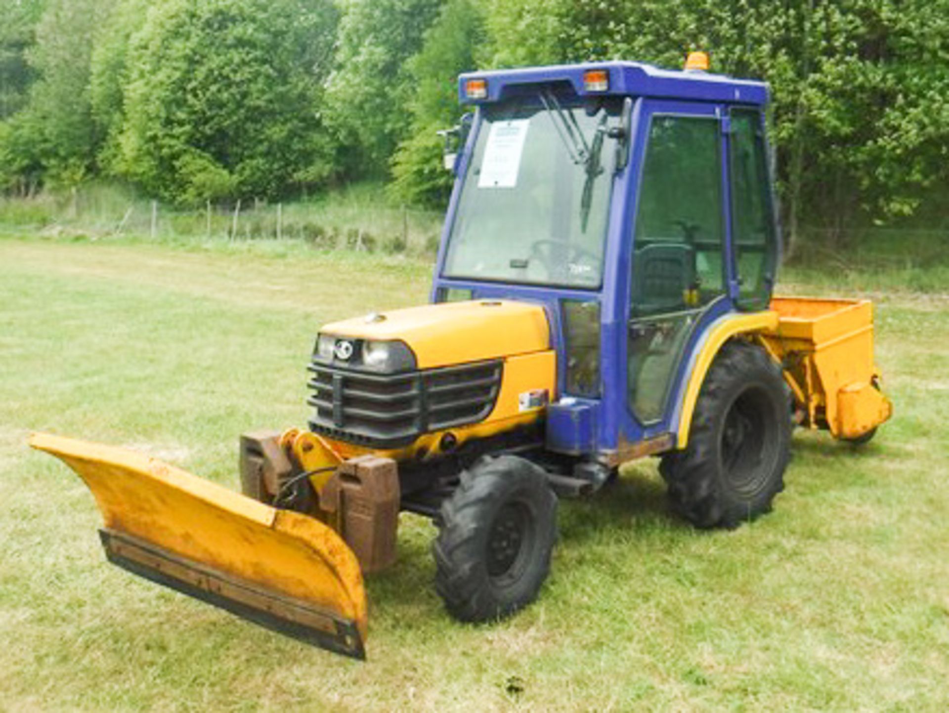 2006 KUBOTA B2400, S/N D31801, REG - SP56DHG, 715HRS (NOT VERIFIED), COMPACT TRACTOR WITH SNOW PLOUG