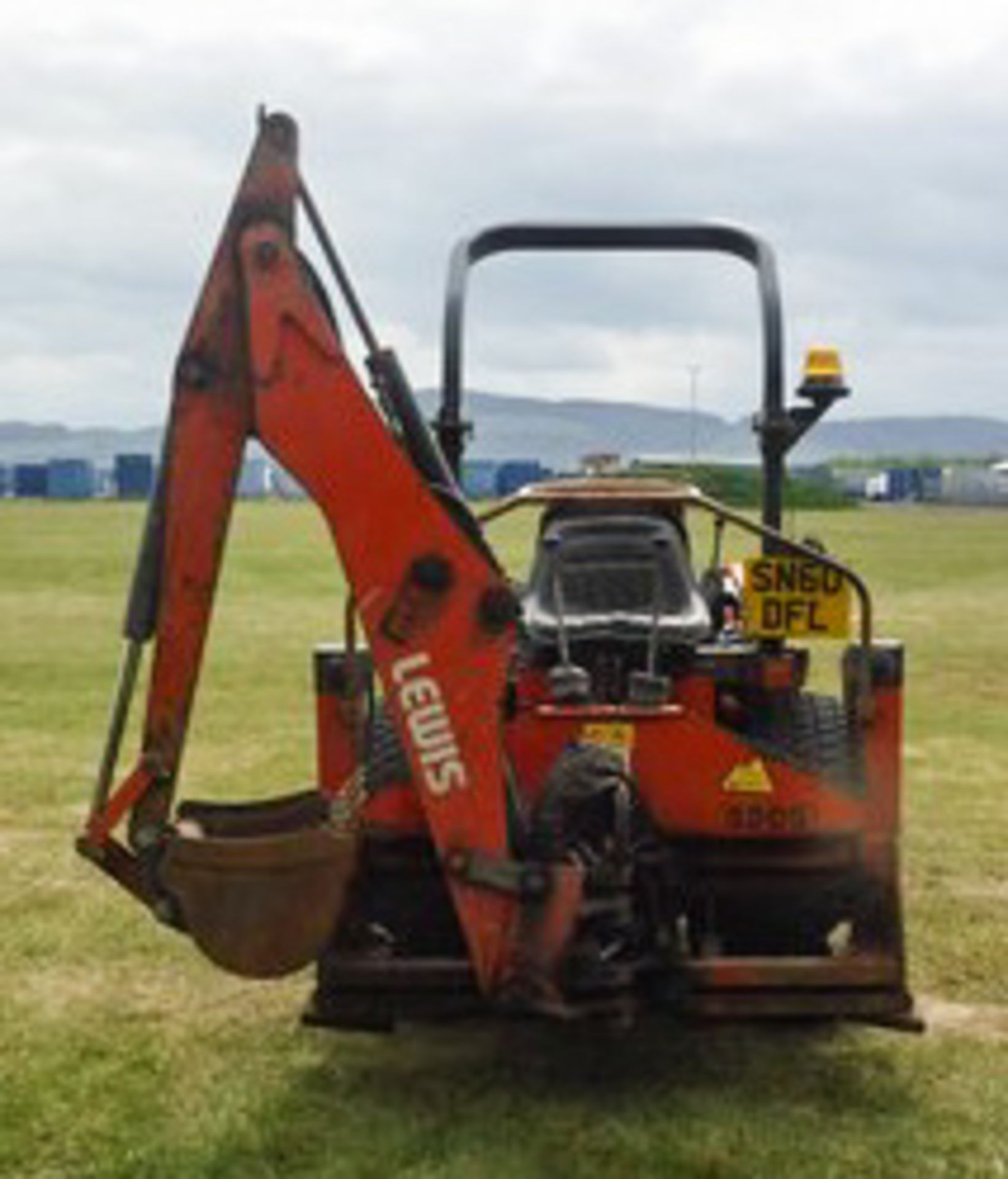 2010 KUBOTA B3030, REG - SN60DFL, 1900HRS (NOT VERIFIED), 2 BUCKETS, C/W KUBOTA LA403EC FRONT LOADER - Image 6 of 21