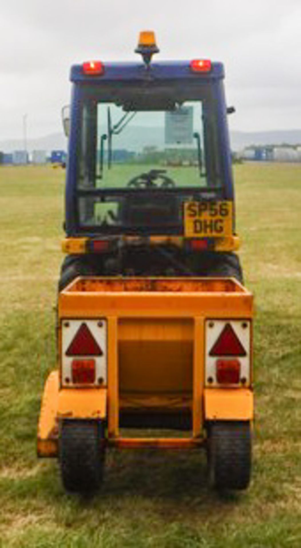 2006 KUBOTA B2400, S/N D31801, REG - SP56DHG, 715HRS (NOT VERIFIED), COMPACT TRACTOR WITH SNOW PLOUG - Image 6 of 17