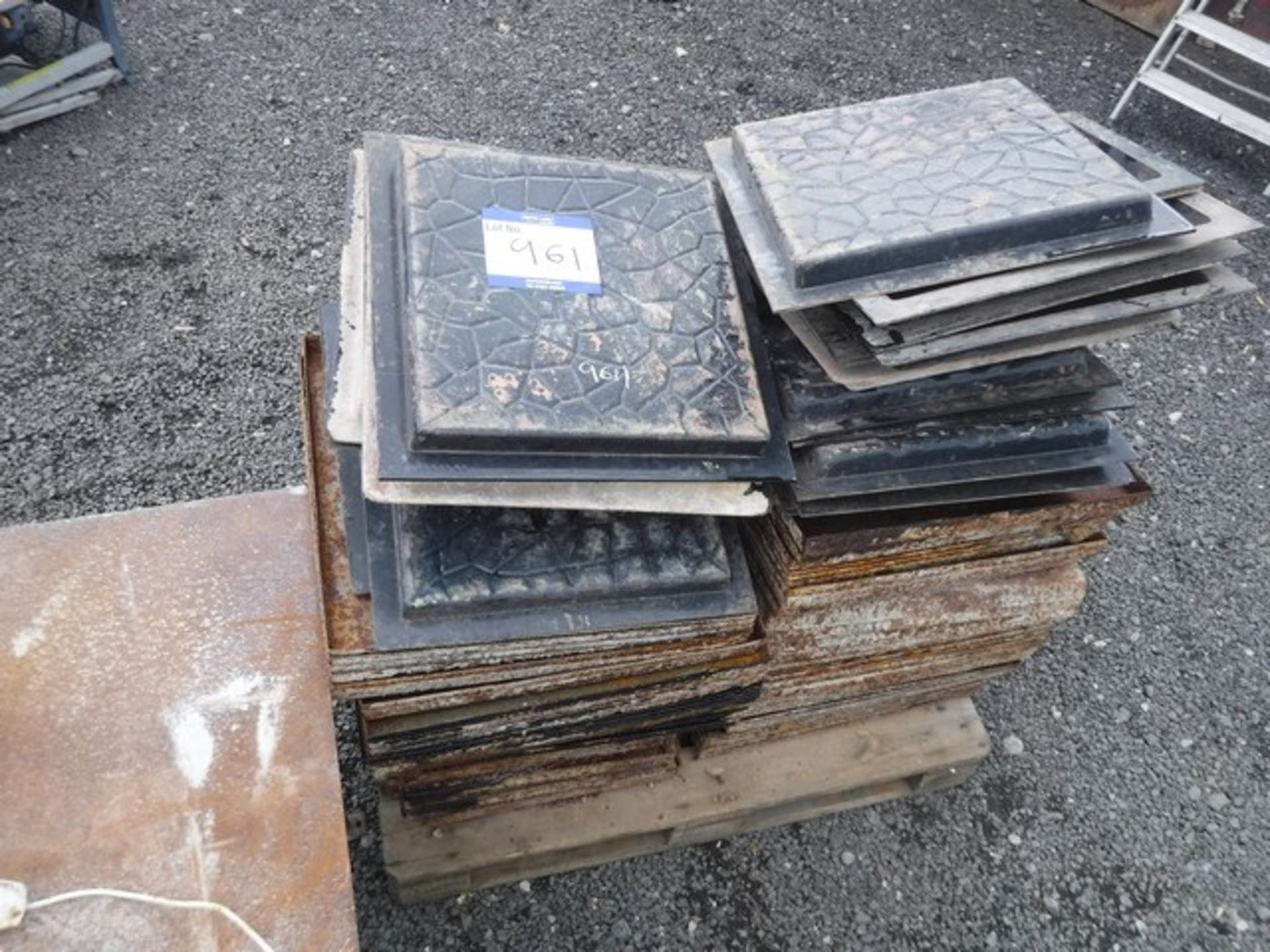 VIBRATING TABLE & LARGE SELECTION OF MOULDS, STEEL & FIBERGLASS ( KERBS, 2 X 2, 1.5 X 1.5 ORNAMENTAL - Image 3 of 3