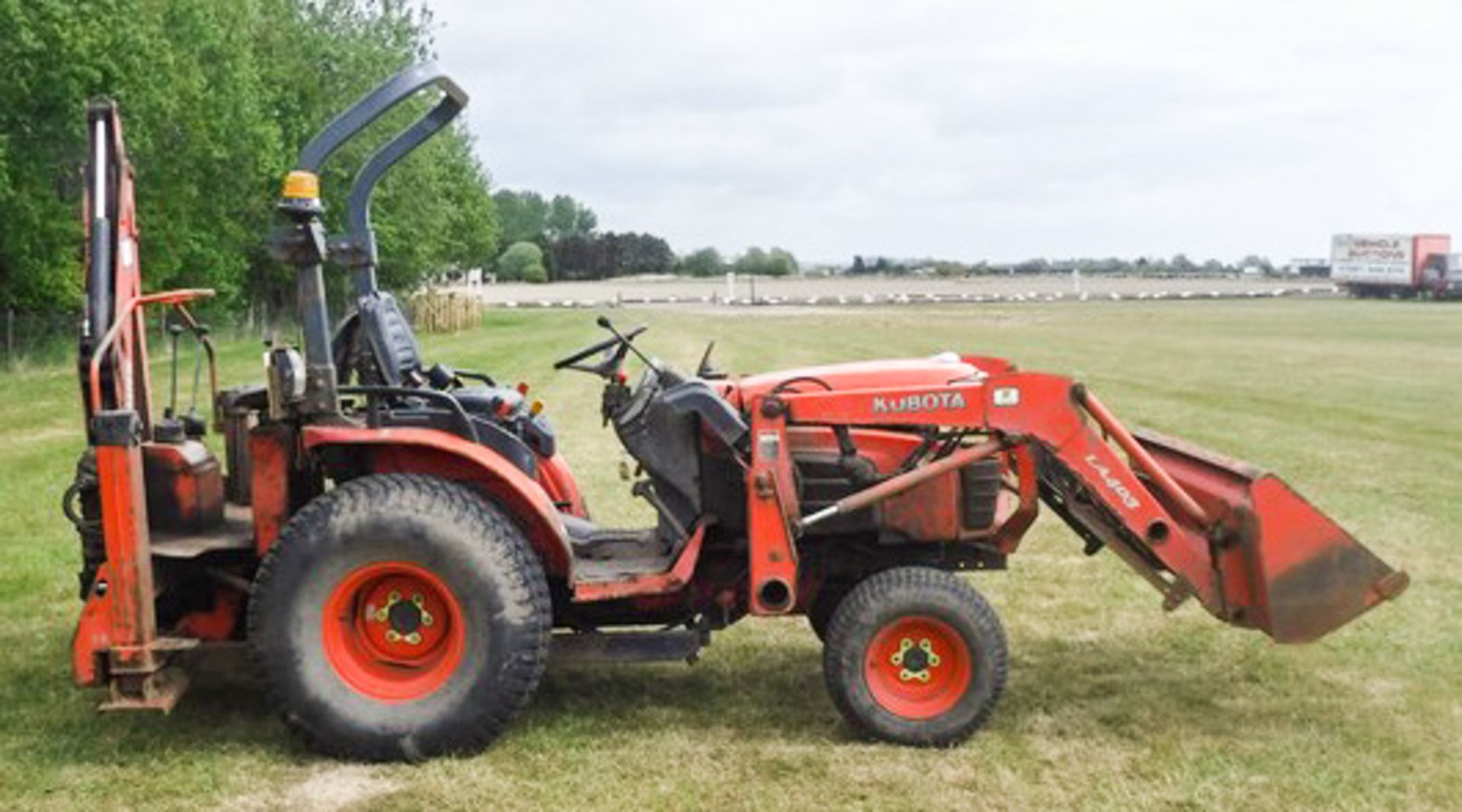 2010 KUBOTA B3030, REG - SN60DFL, 1900HRS (NOT VERIFIED), 2 BUCKETS, C/W KUBOTA LA403EC FRONT LOADER - Image 4 of 21