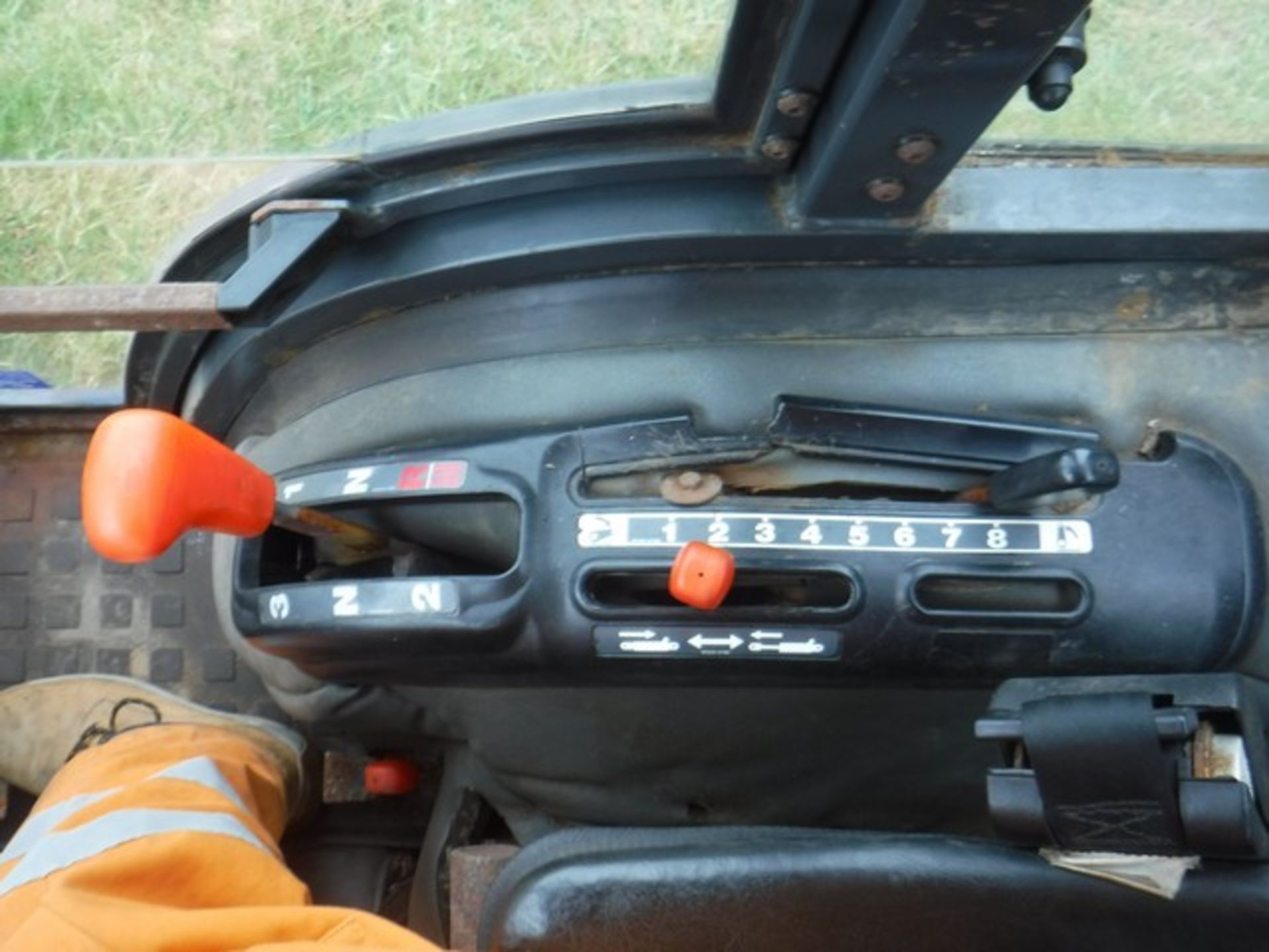 2006 KUBOTA B2400, S/N D31793, REG - SP56DHK, 1254HRS (NOT VERIFIED), COMPACT TRACTOR WITH SNOW PLOU - Image 7 of 17
