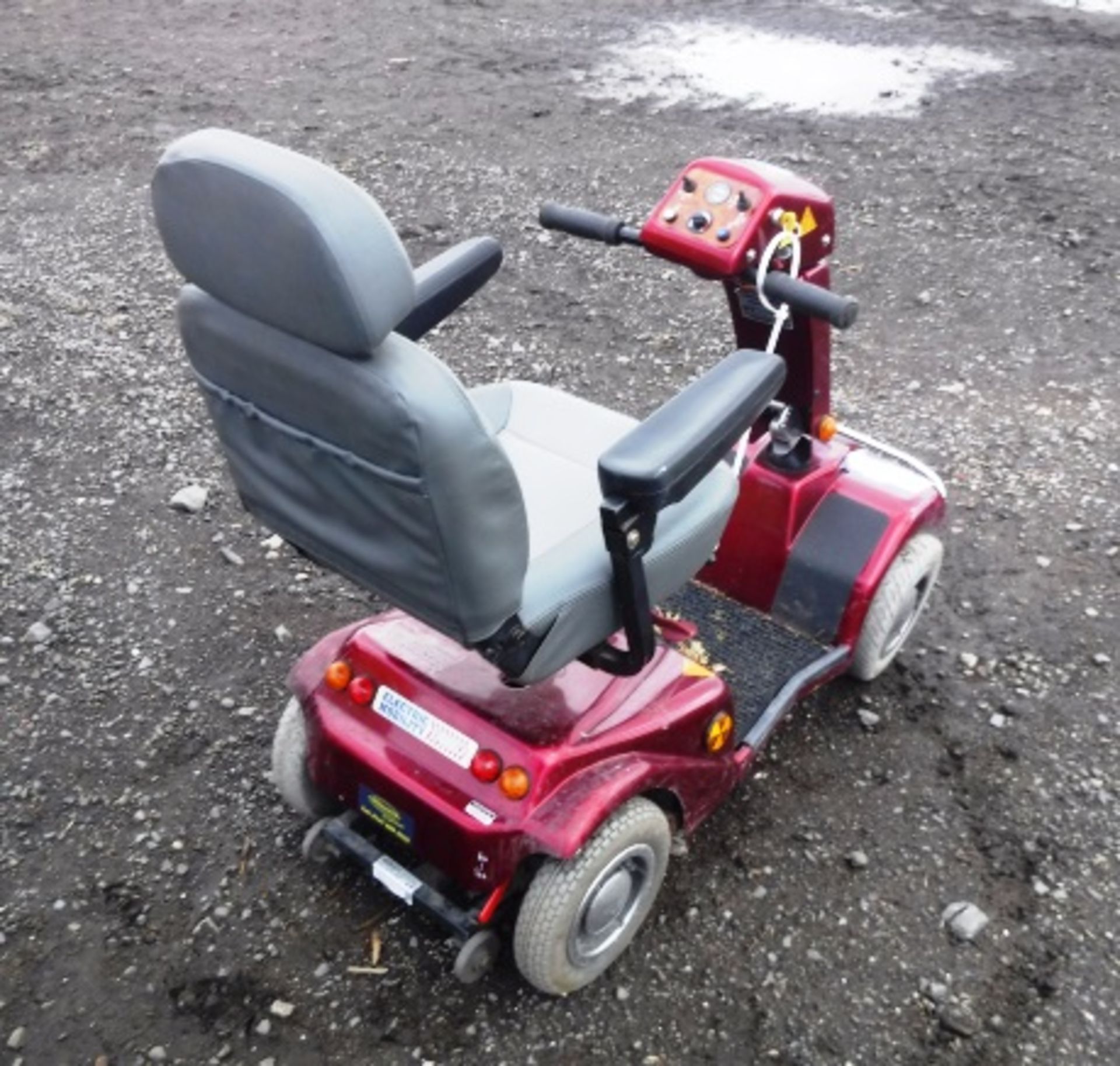 RED MOBILITY SCOOTER, WITH KEYS, NO CHARGER, MINOR DENTS / SCRATCHES, ELECTRICS WORKING - Image 2 of 3