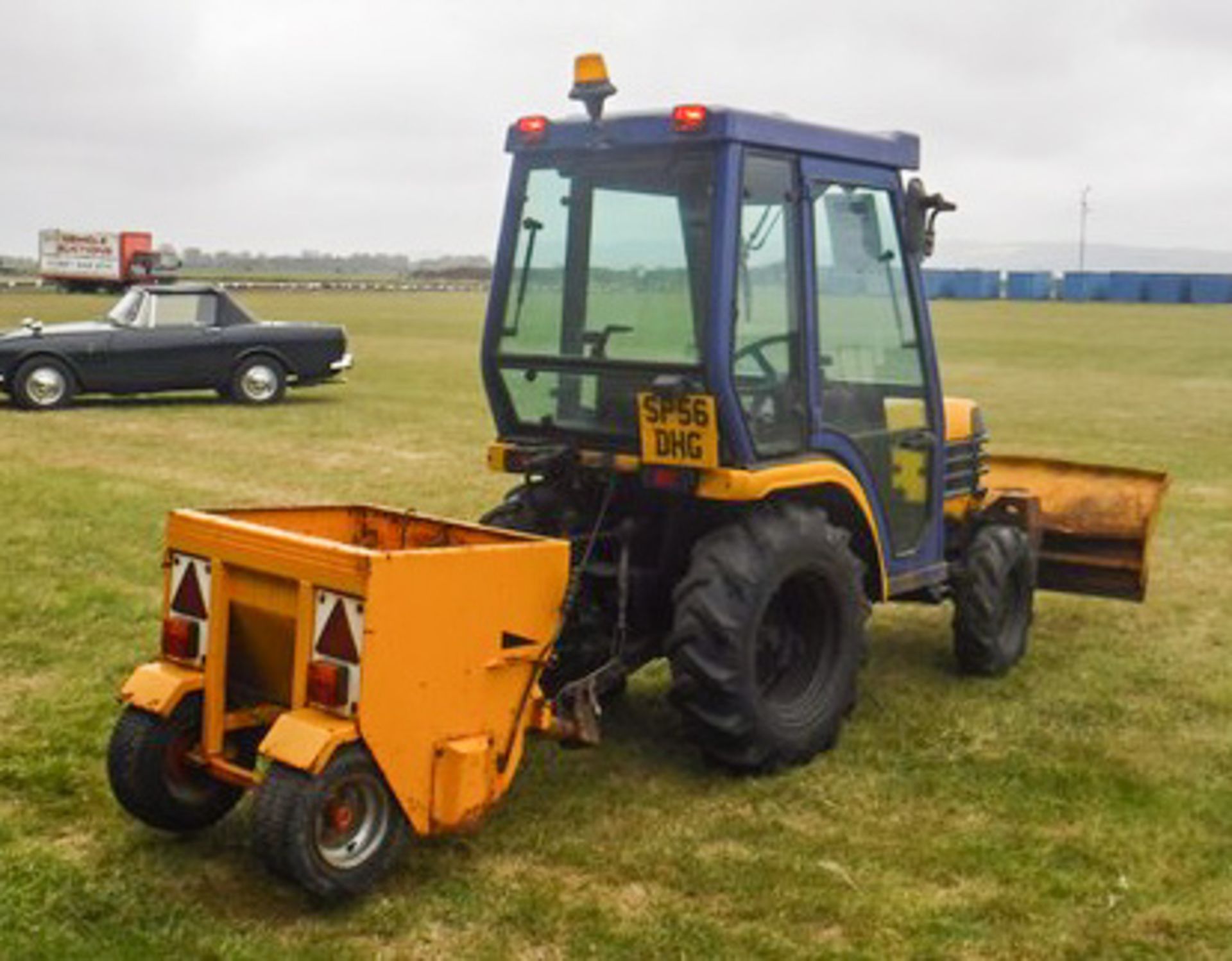 2006 KUBOTA B2400, S/N D31801, REG - SP56DHG, 715HRS (NOT VERIFIED), COMPACT TRACTOR WITH SNOW PLOUG - Image 5 of 17