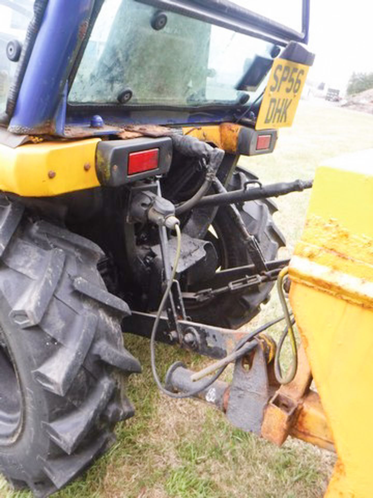 2006 KUBOTA B2400, S/N D31793, REG - SP56DHK, 1254HRS (NOT VERIFIED), COMPACT TRACTOR WITH SNOW PLOU - Image 4 of 17