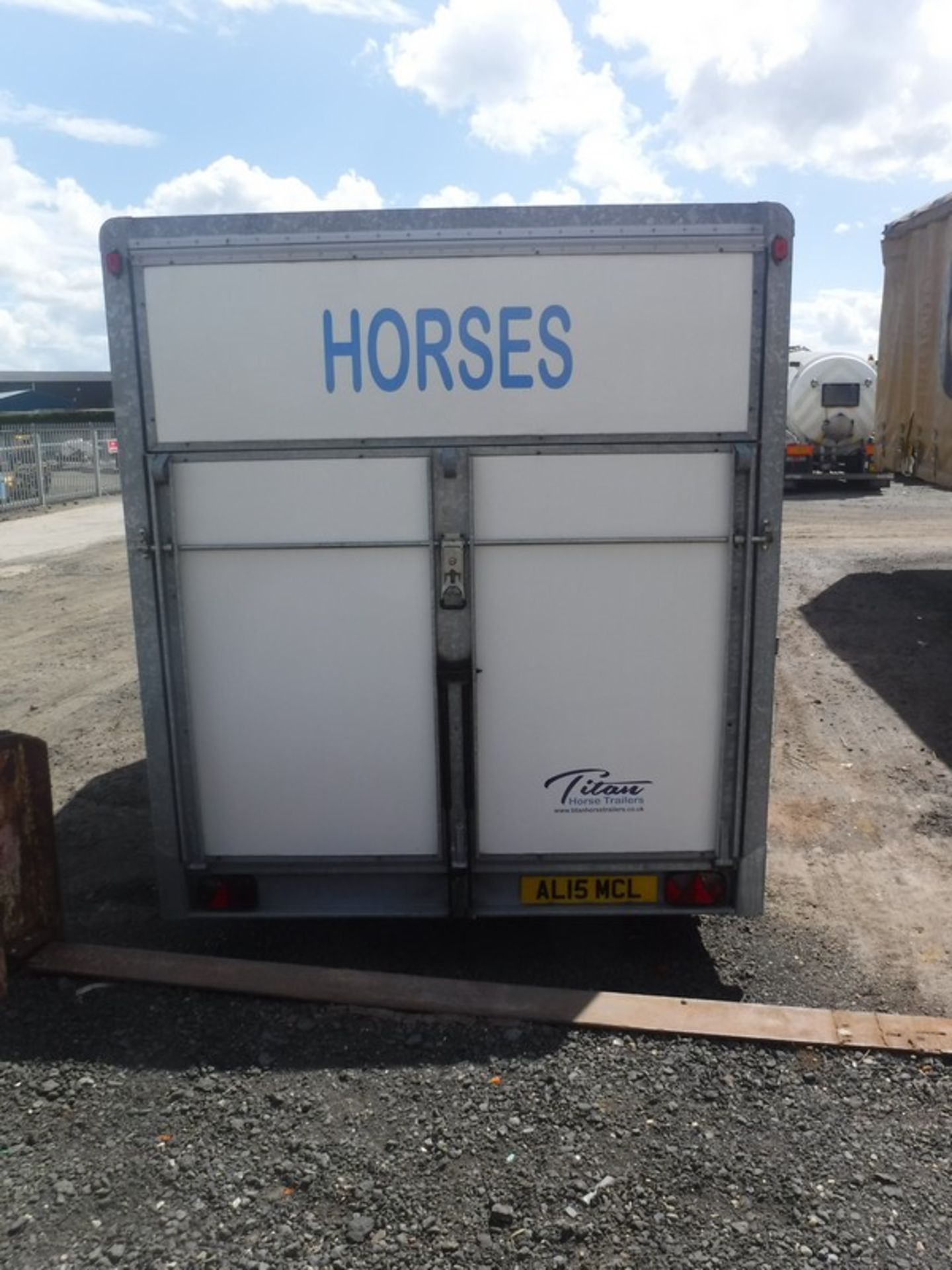 TITAN GLACIER 2 HORSE TRAILER WITH LIVING ACCOMODATION FOR 3, WILL CARRY 2 X 15.2HH & 1 X 12HH OR 2 - Image 5 of 15