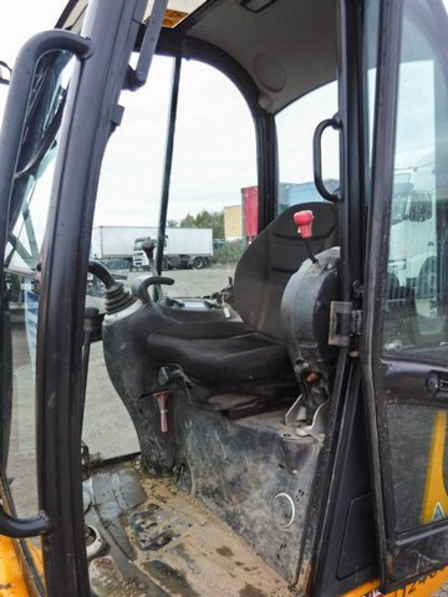 2010 JCB 8018, REG - Q143DCD, S/N 1544343, 1398HRS (NOT VERIFIED) 3 BUCKETS (300, 450 & 900MM), RUBB - Image 9 of 21