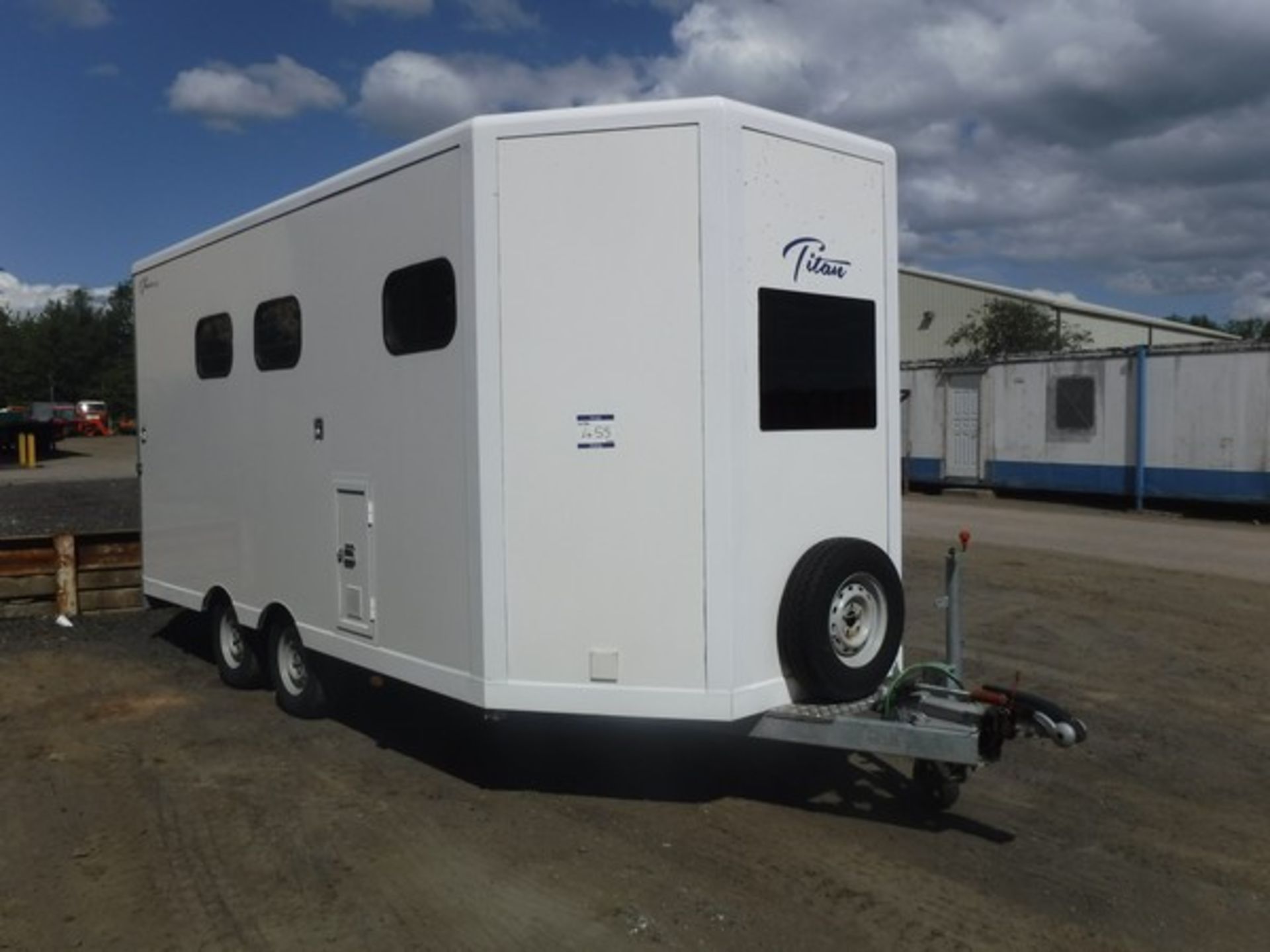 TITAN GLACIER 2 HORSE TRAILER WITH LIVING ACCOMODATION FOR 3, WILL CARRY 2 X 15.2HH & 1 X 12HH OR 2 - Image 3 of 15