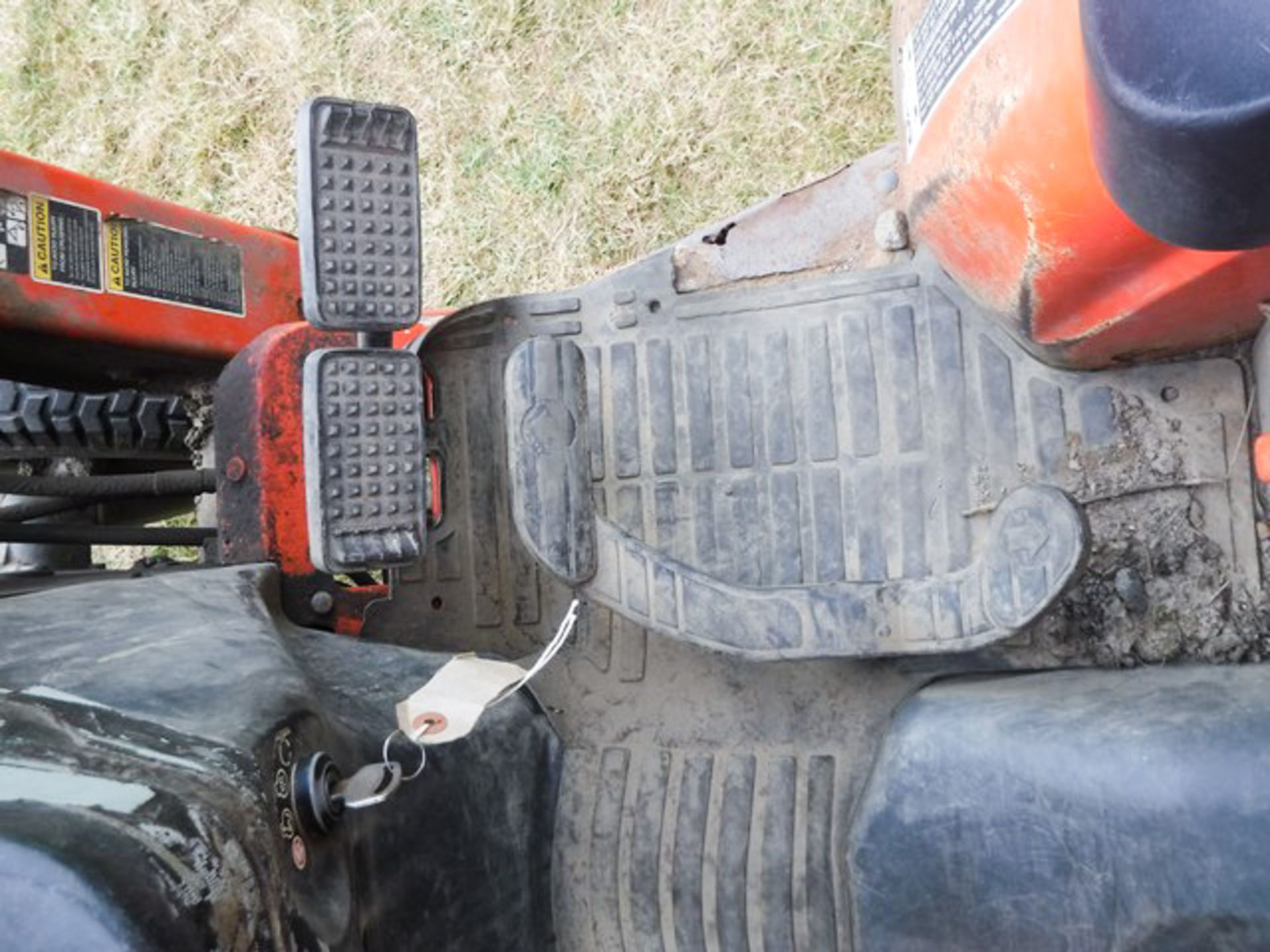 2010 KUBOTA B3030, REG - SN60DFL, 1900HRS (NOT VERIFIED), 2 BUCKETS, C/W KUBOTA LA403EC FRONT LOADER - Image 18 of 21